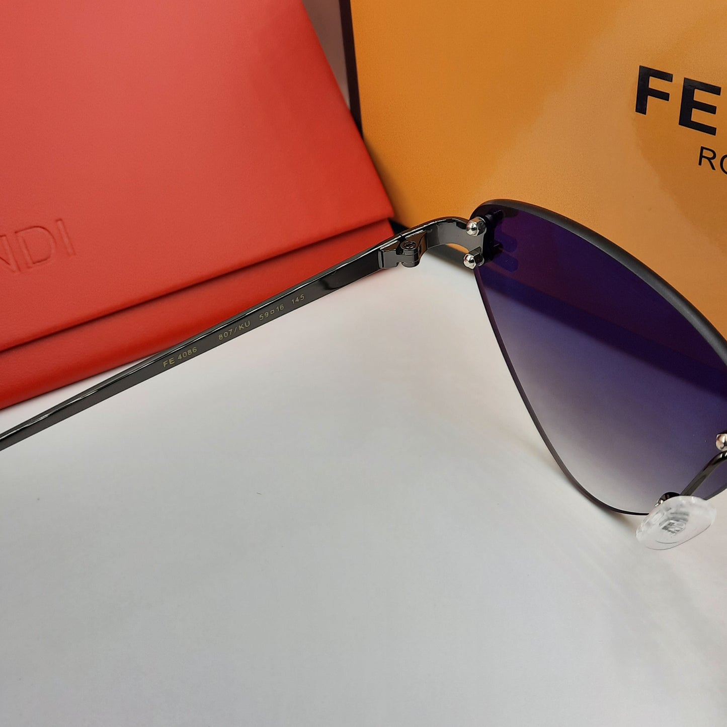 Solaires: Fendi First noir cat eye