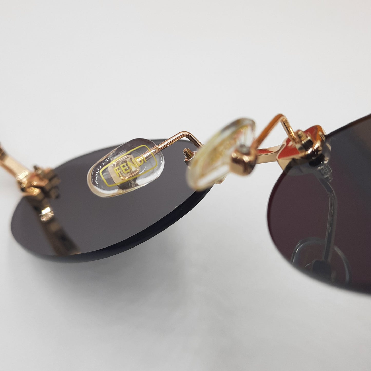 Solaires: Fendi FE4075US doré noir
