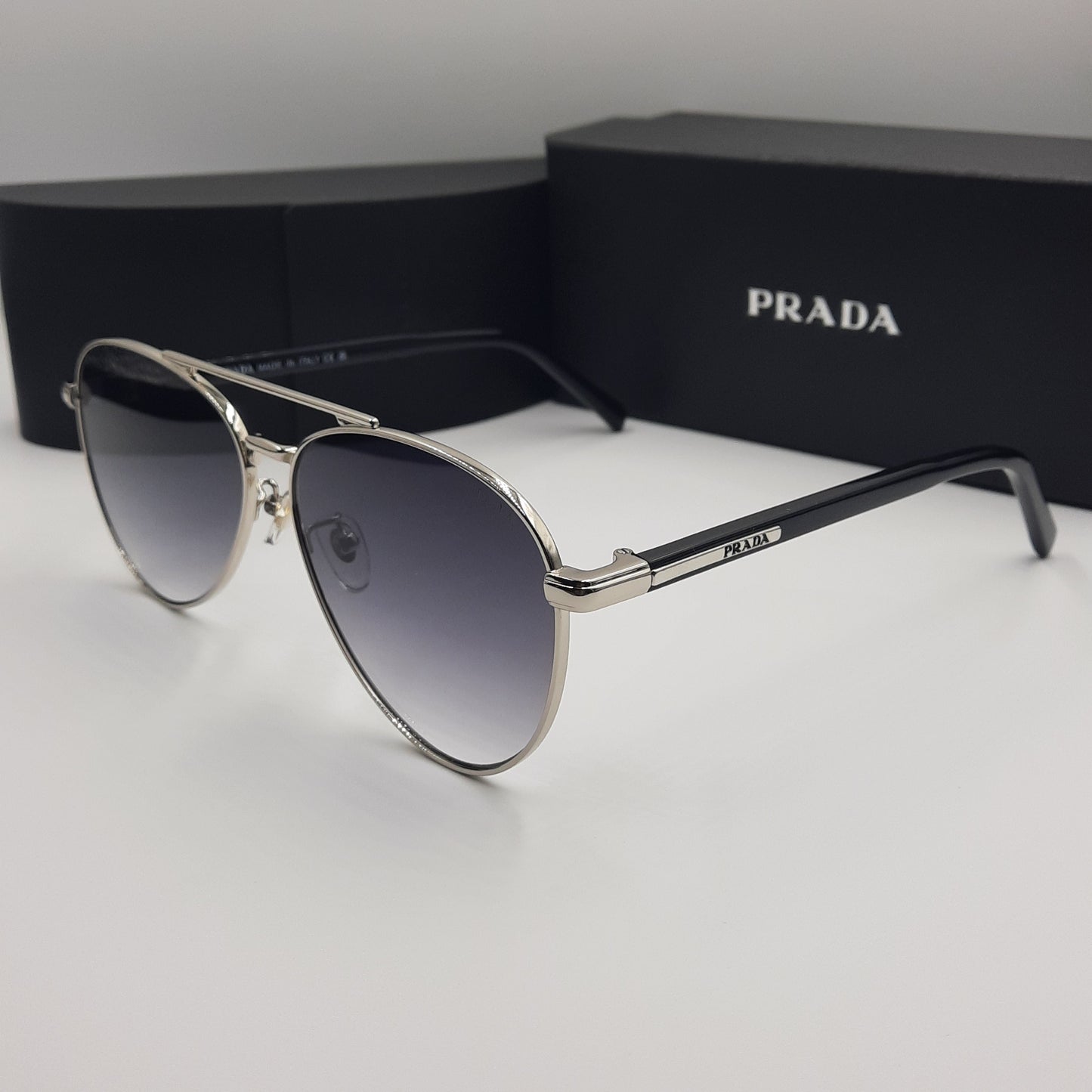 Solaires: PRADA SPRA58 argent noir deg