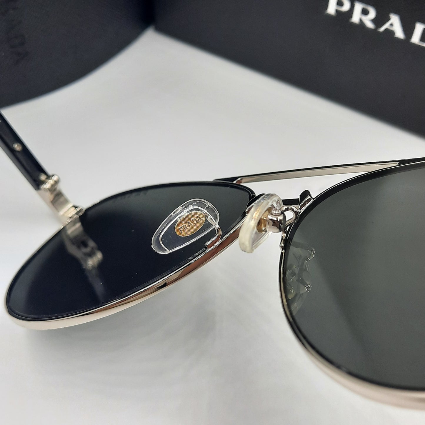 Solaires: PRADA SPRA58 argent noir