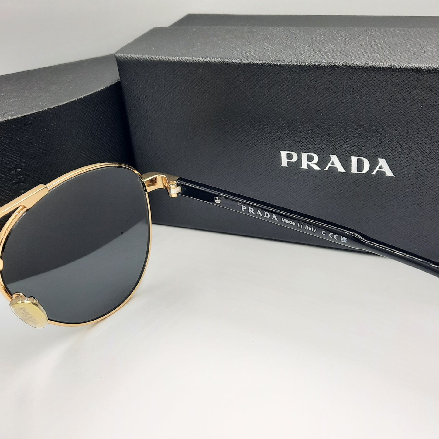 Solaires: PRADA SPRA58 doré noir