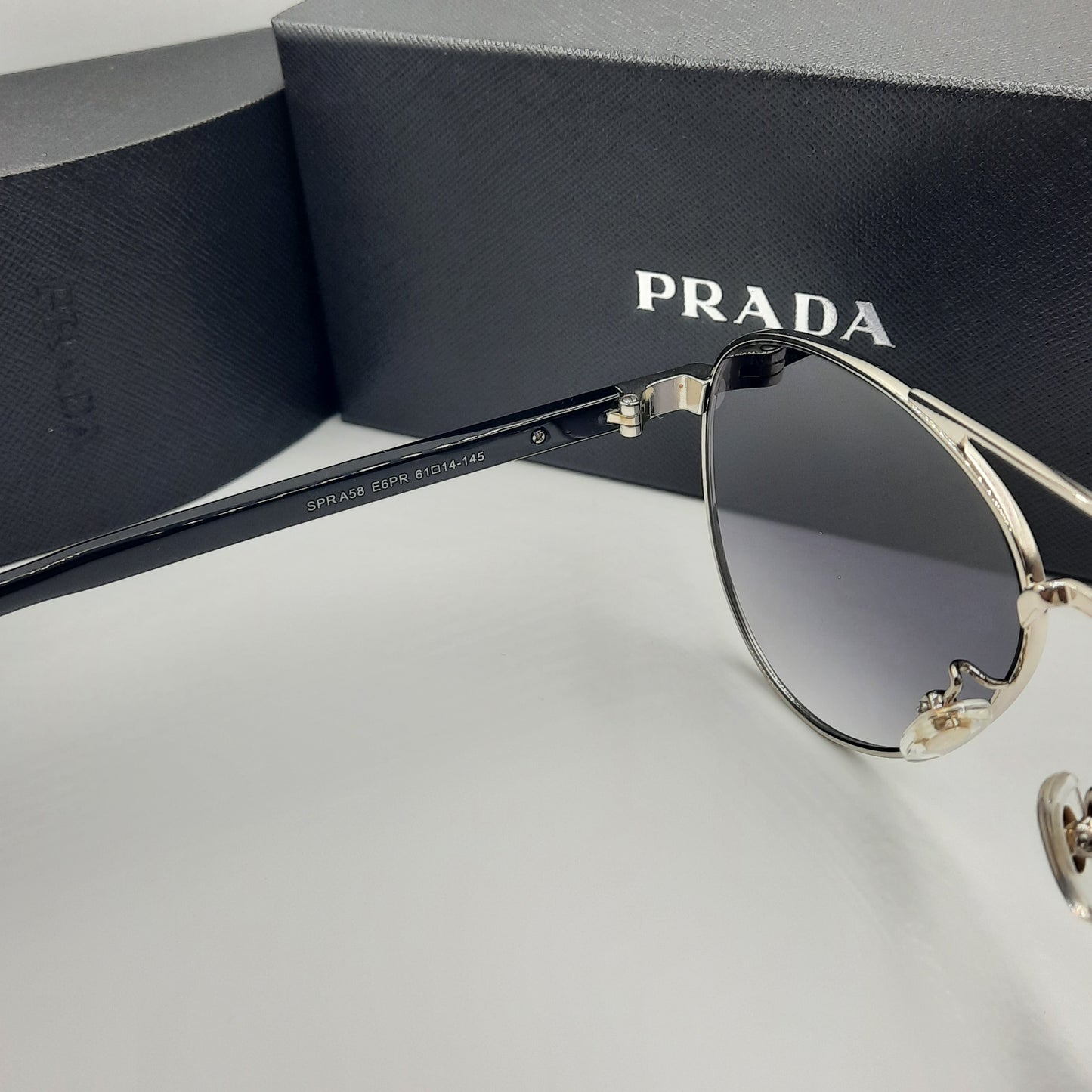 Solaires: PRADA SPRA58 argent noir deg
