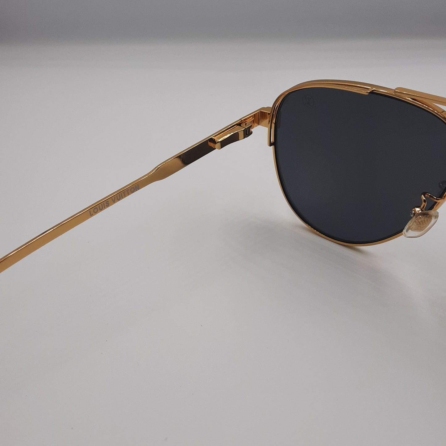 Solaires: LOUIS VUITTON Z1968U doré noir