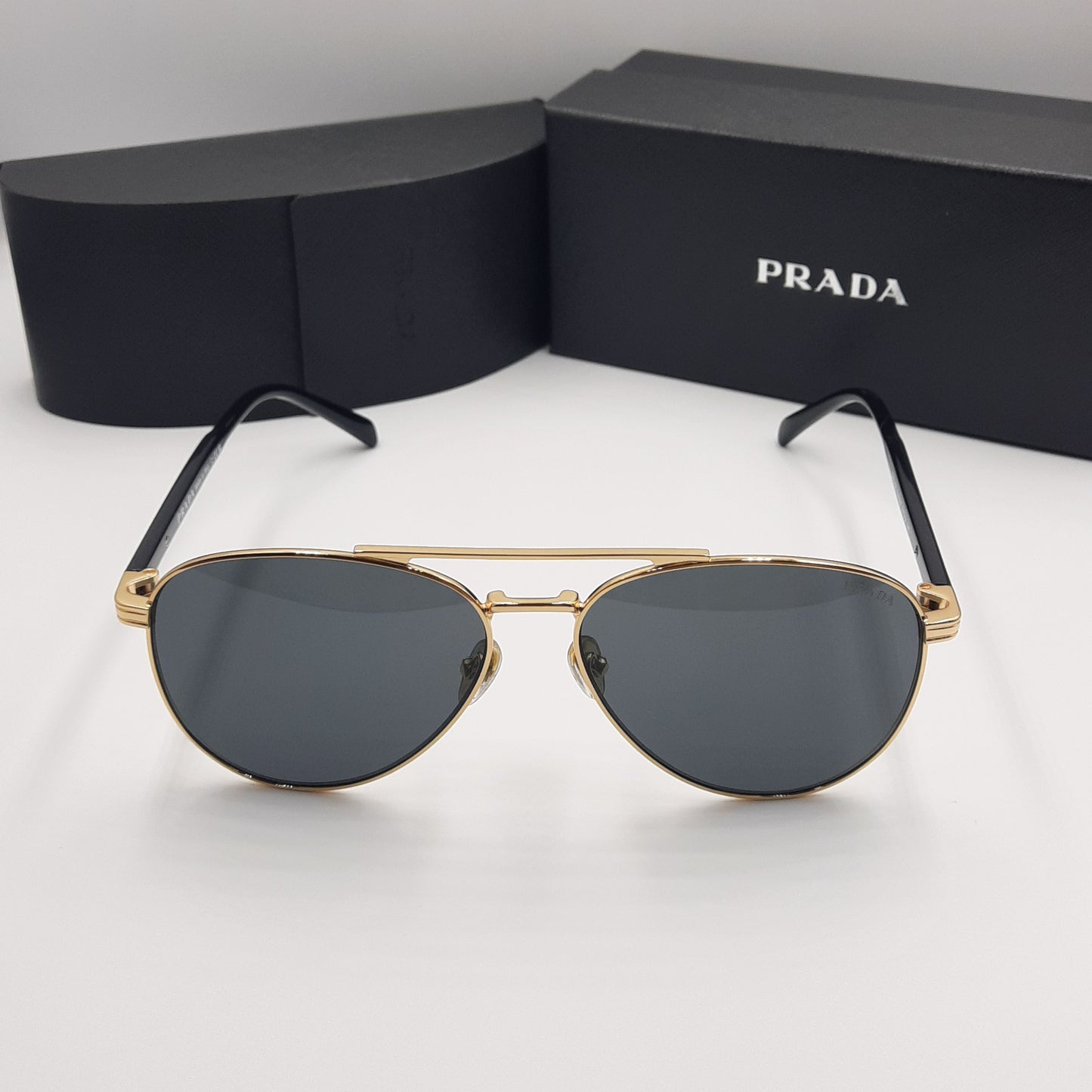 Solaires: PRADA SPRA58 doré noir