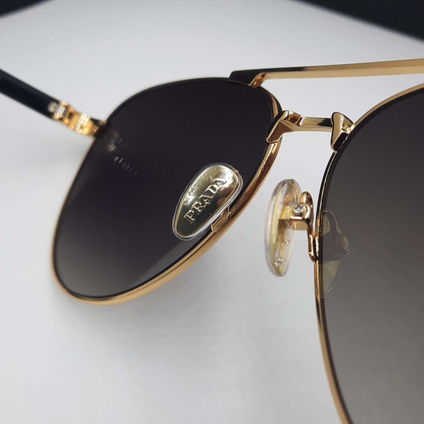 Solaires: PRADA SPRA58 rouge doré noir