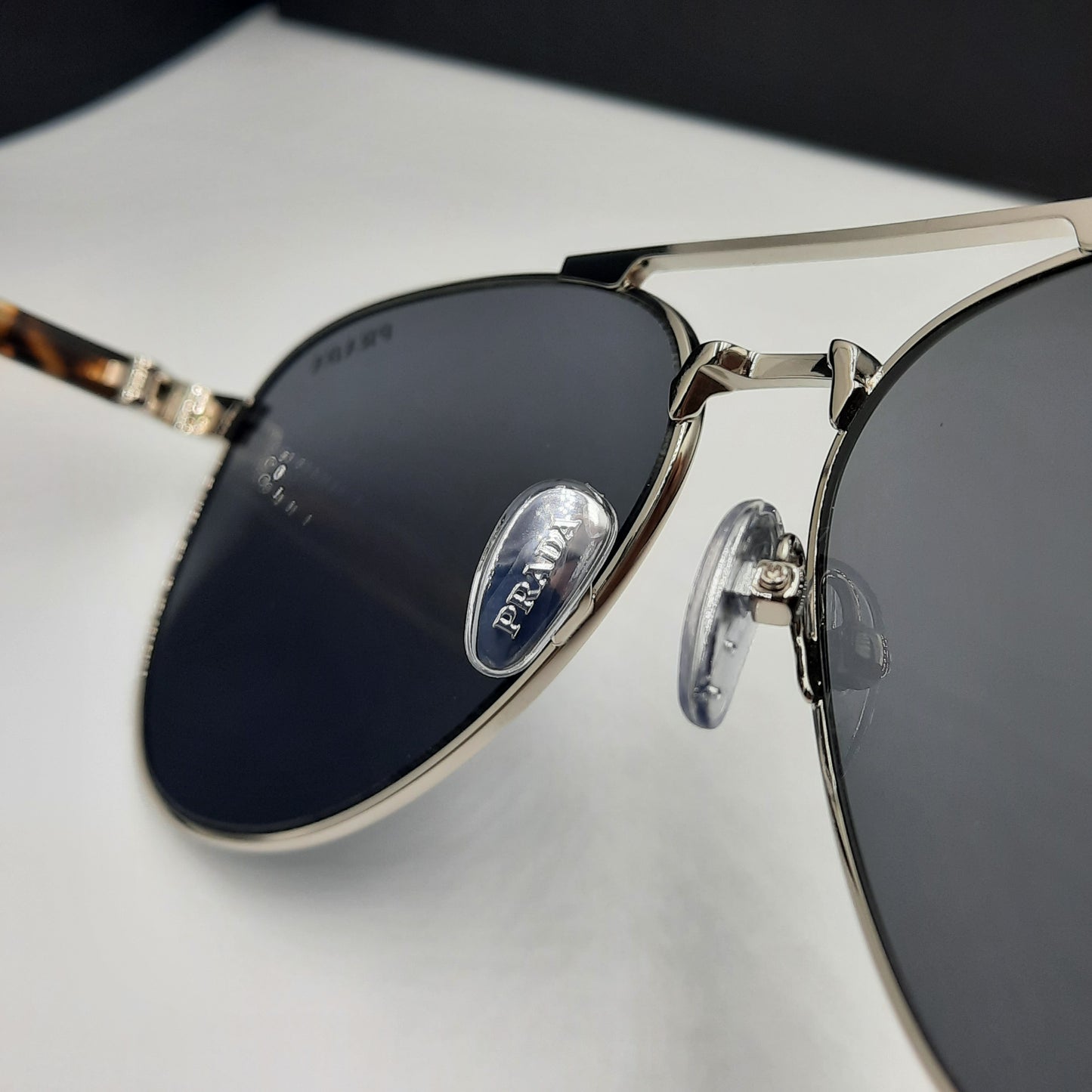 Solaires: PRADA SPRA58 argent tortoise