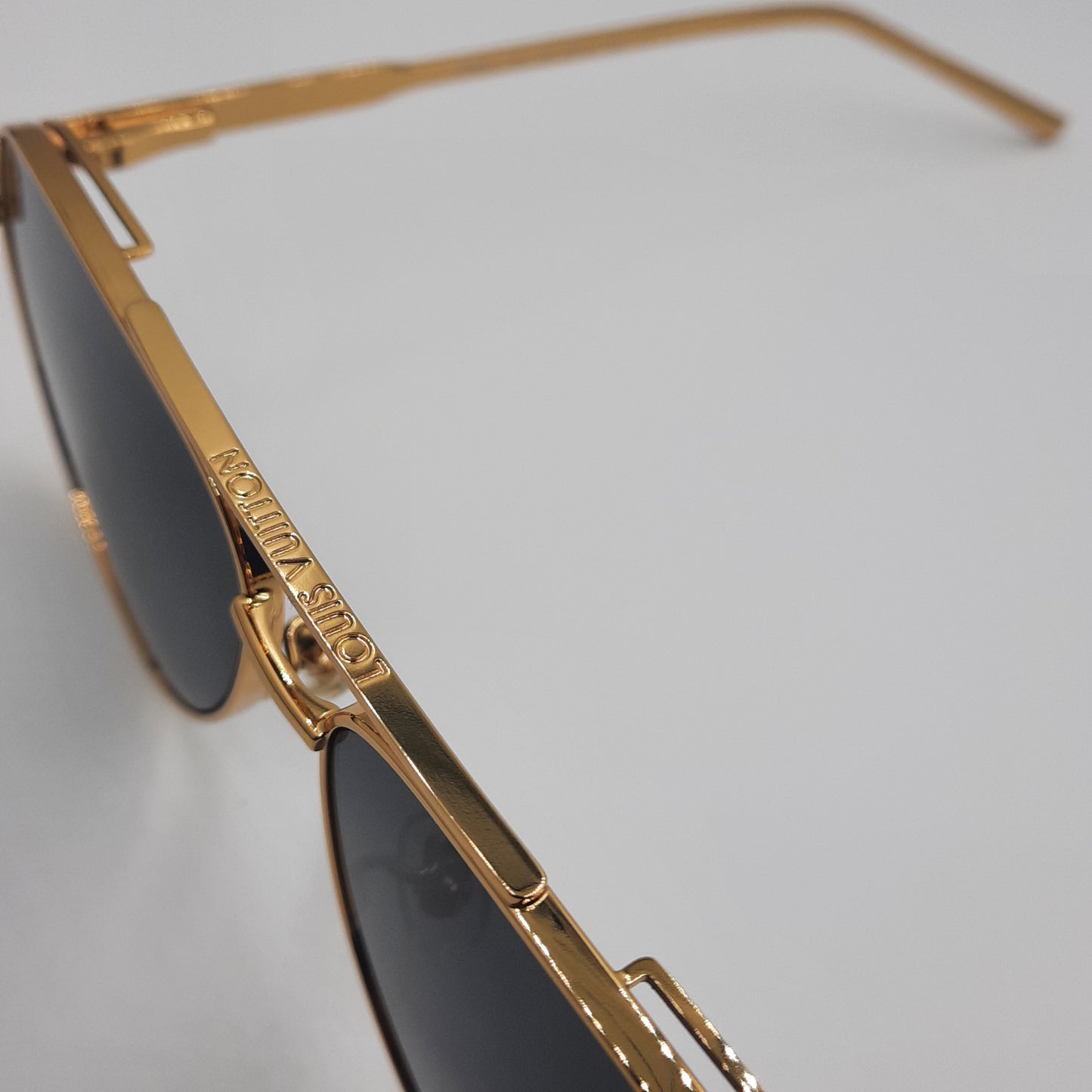 Solaires: LOUIS VUITTON Z1968U doré noir