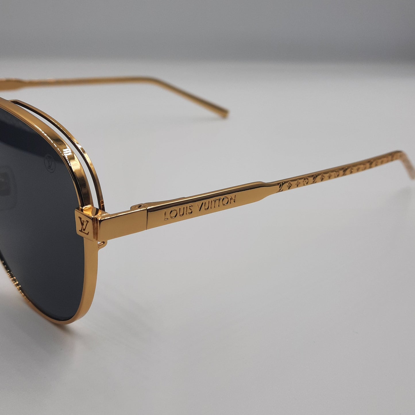 Solaires: LOUIS VUITTON Z1968U doré noir