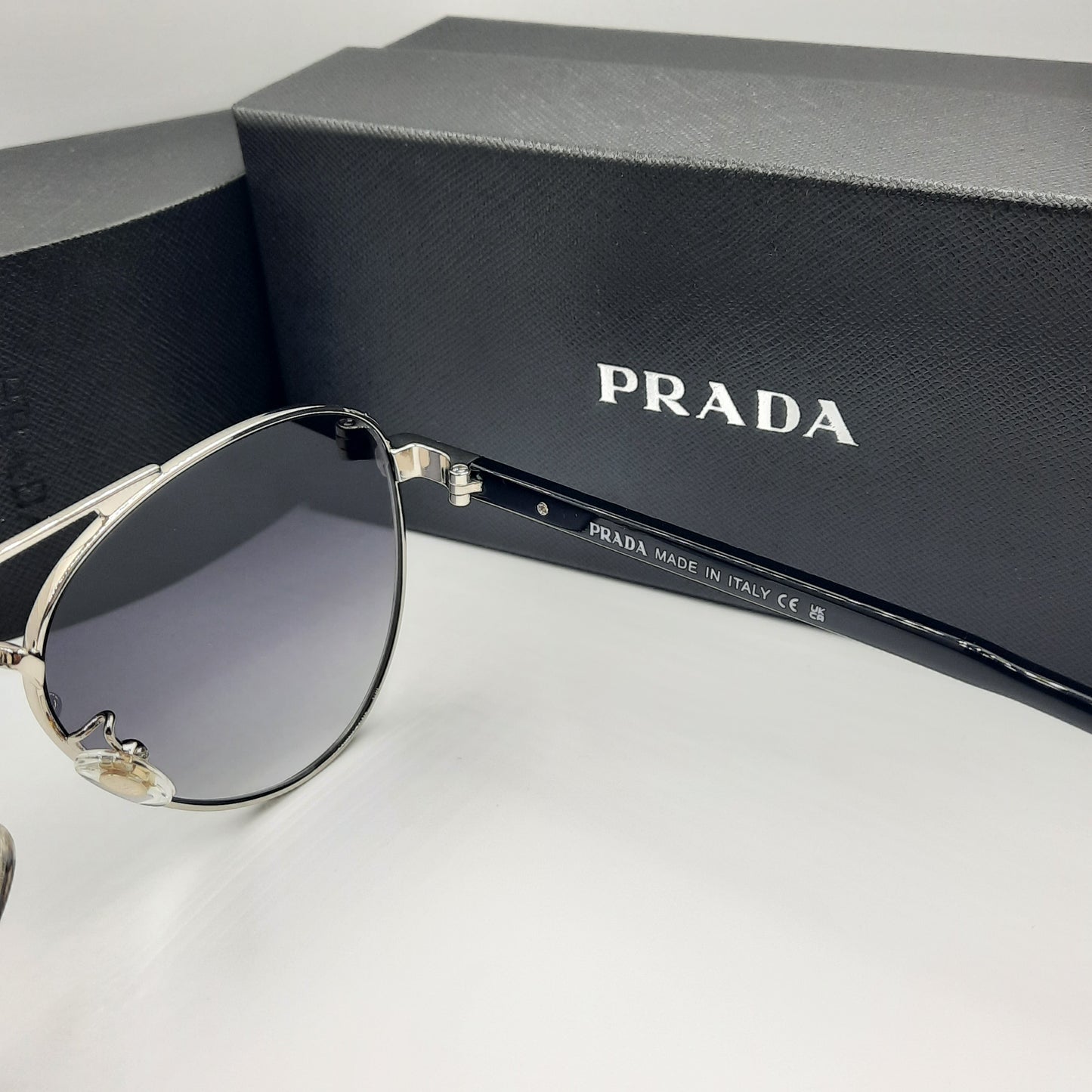 Solaires: PRADA SPRA58 argent noir deg