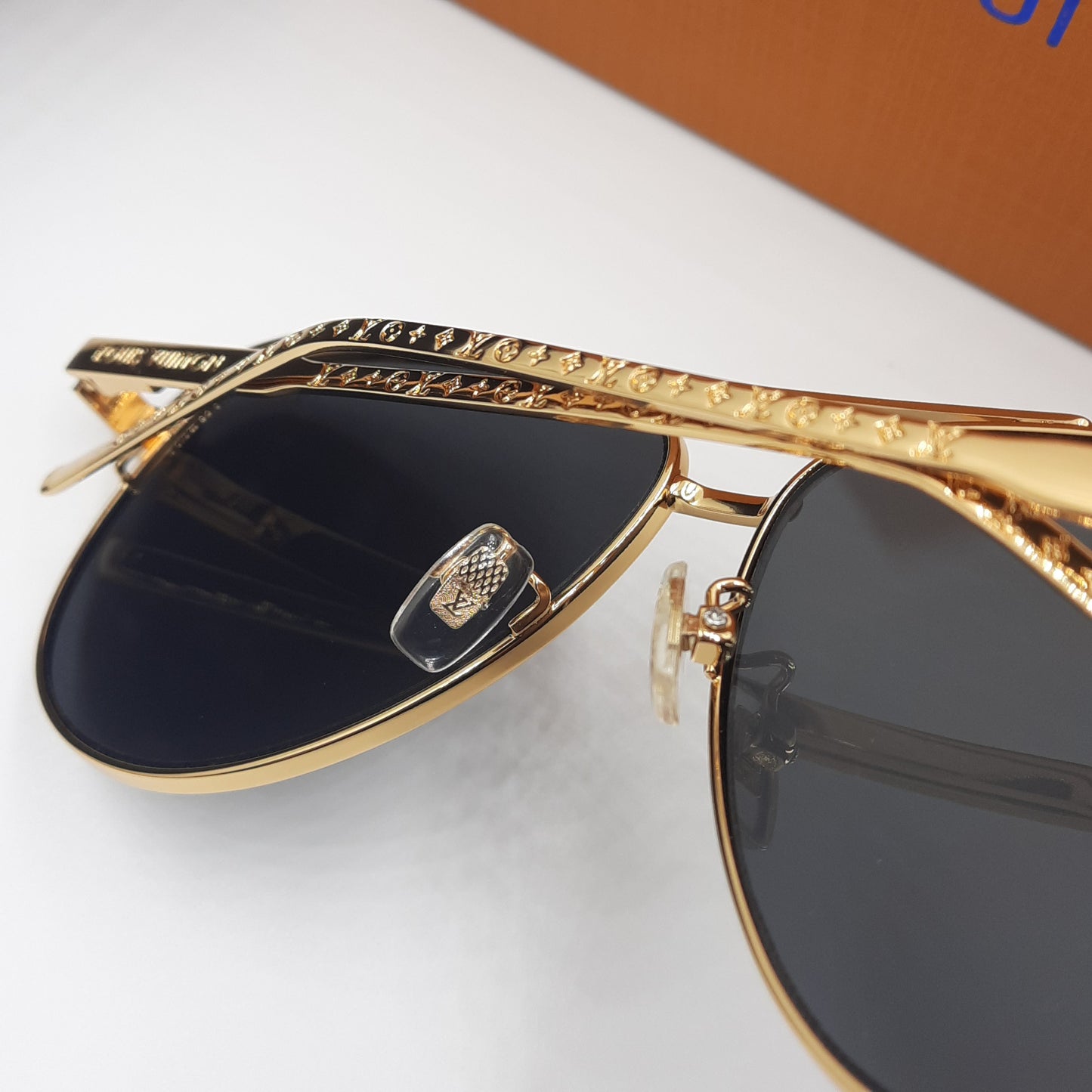 Solaires: LOUIS VUITTON Z1968U doré noir