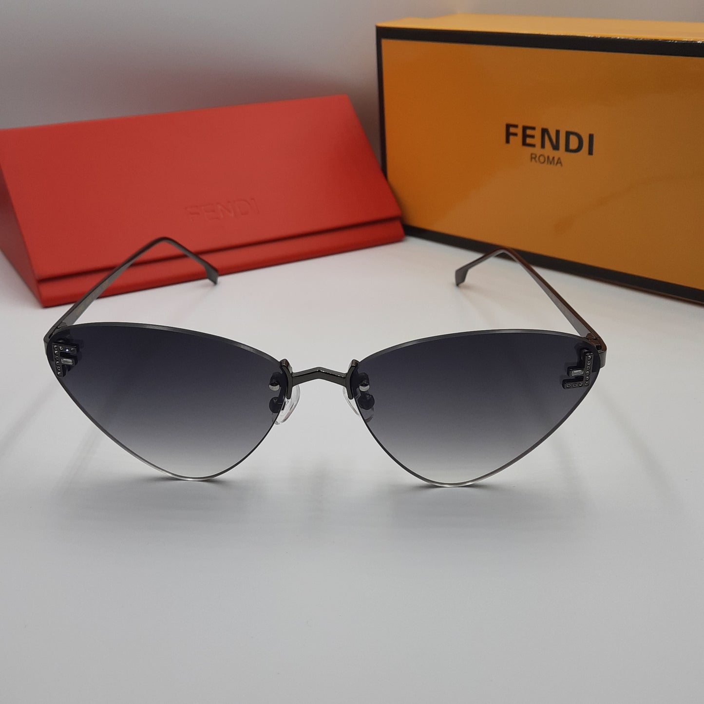 Solaires: Fendi First noir cat eye