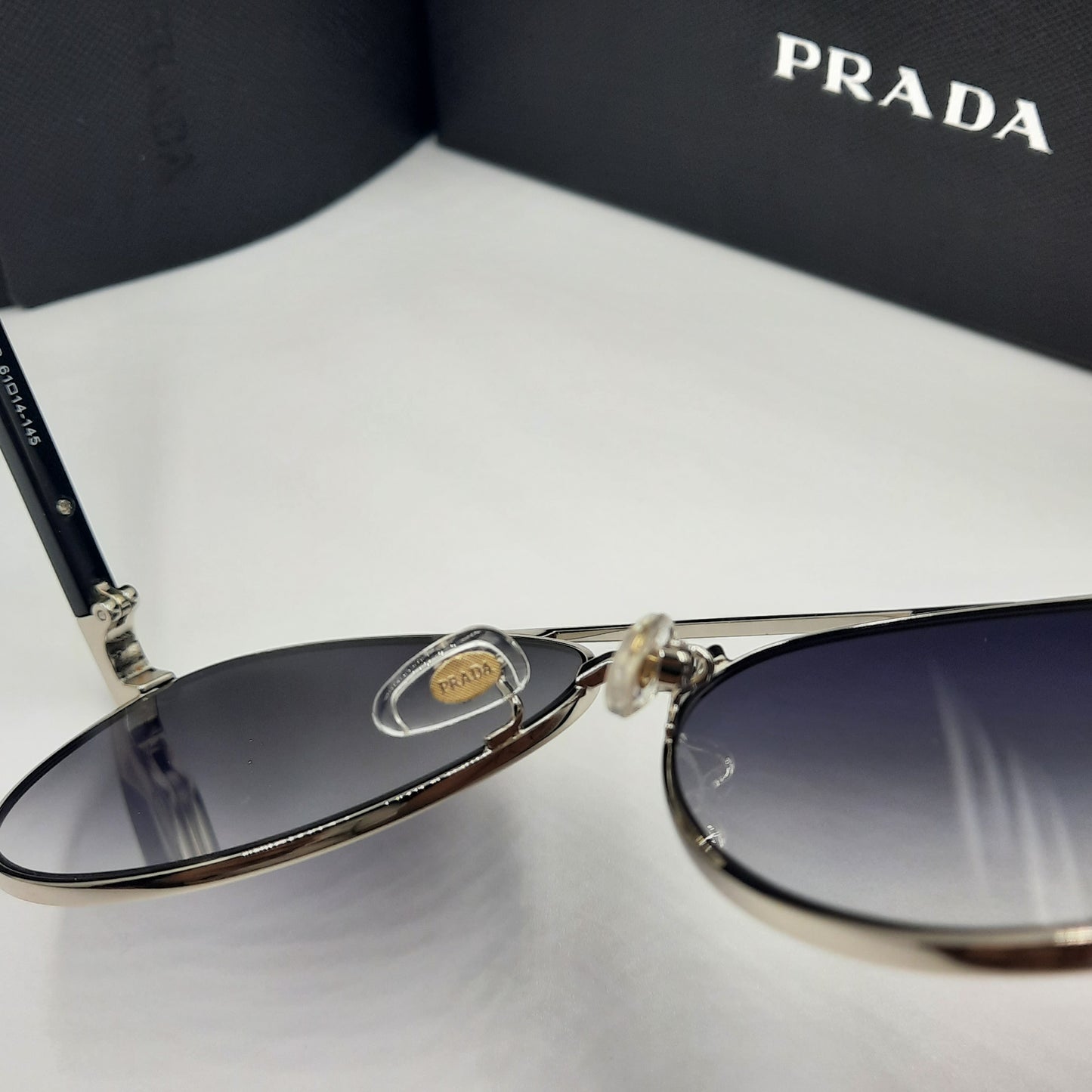 Solaires: PRADA SPRA58 argent noir deg