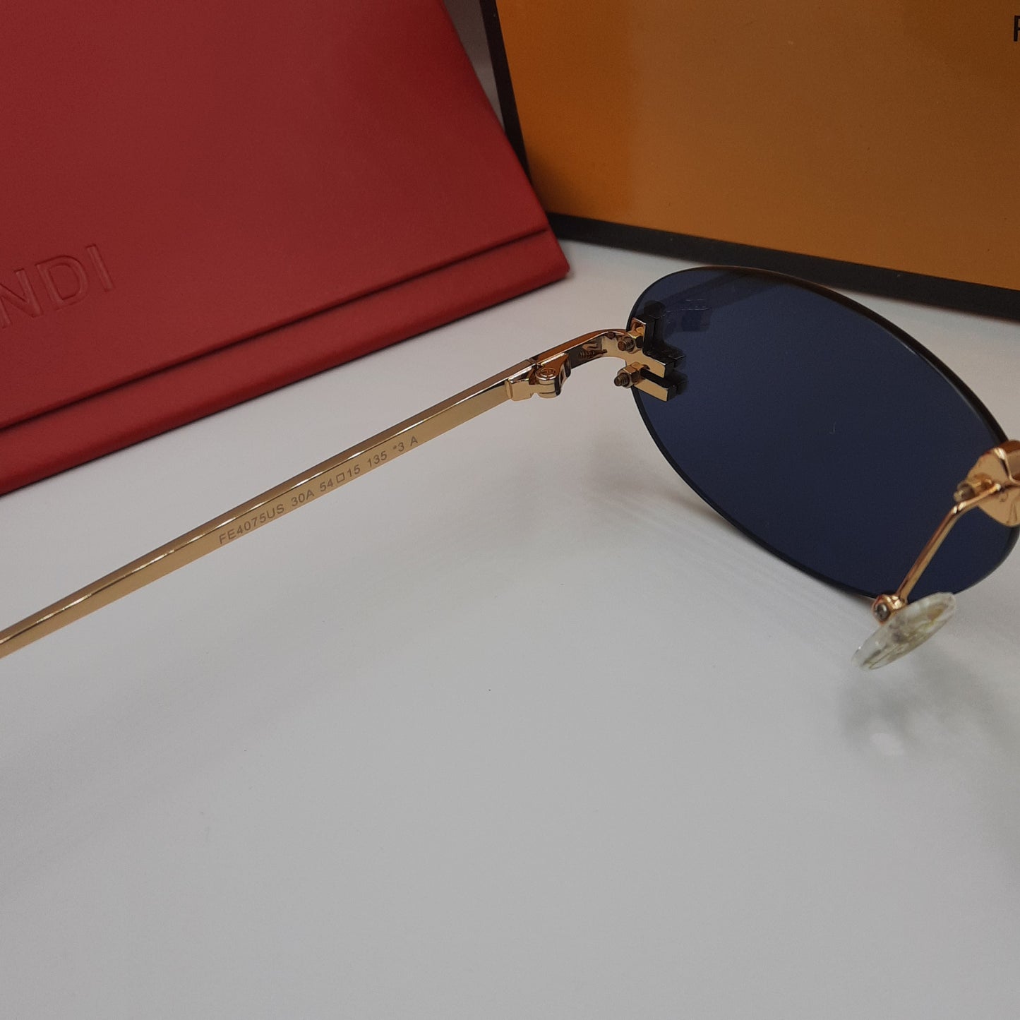 Solaires: Fendi FE4075US doré bleu foncé