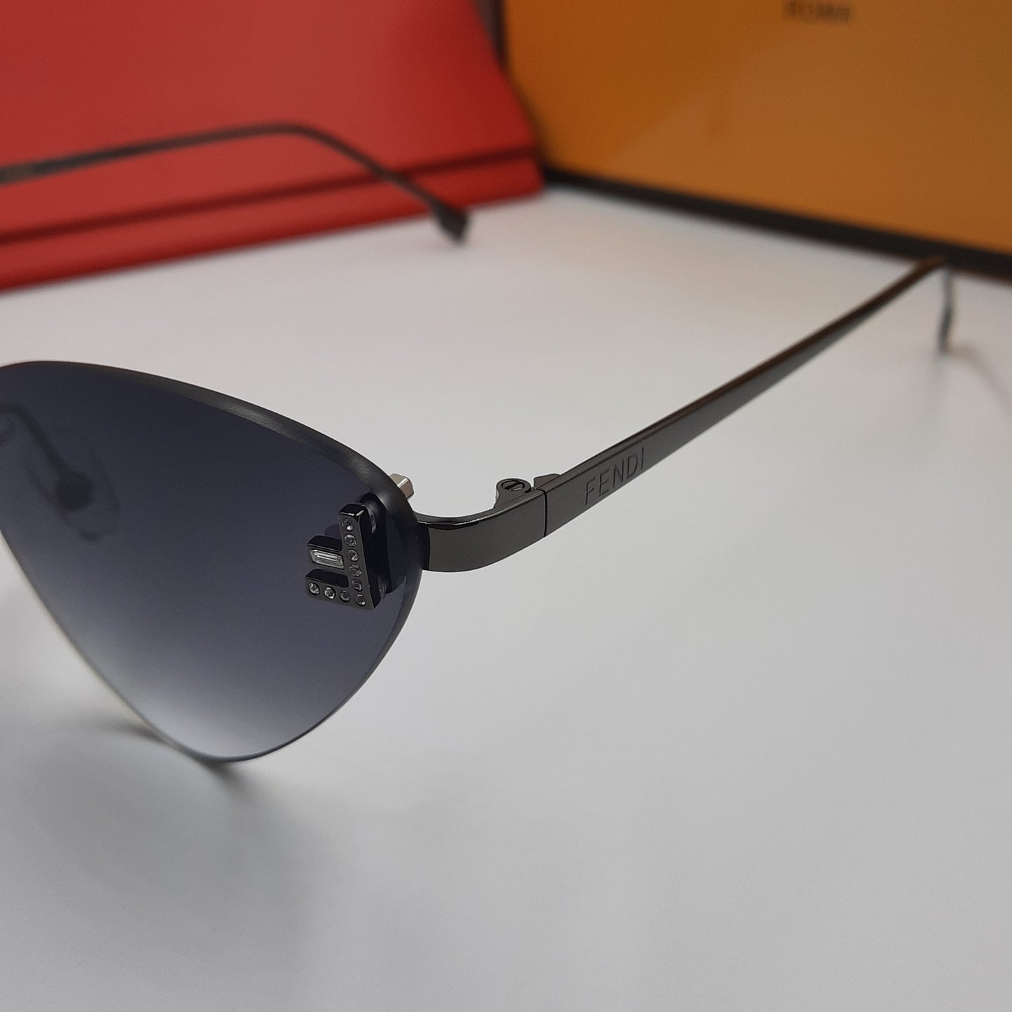 Solaires: Fendi First noir cat eye