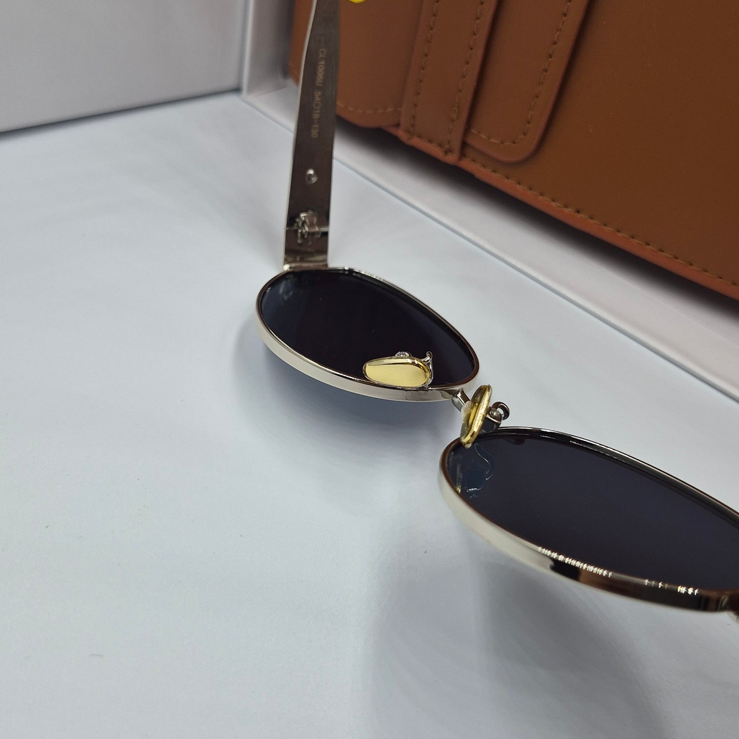 Solaires: CELINE Triomphe argent noir avec pochette à bandoulière