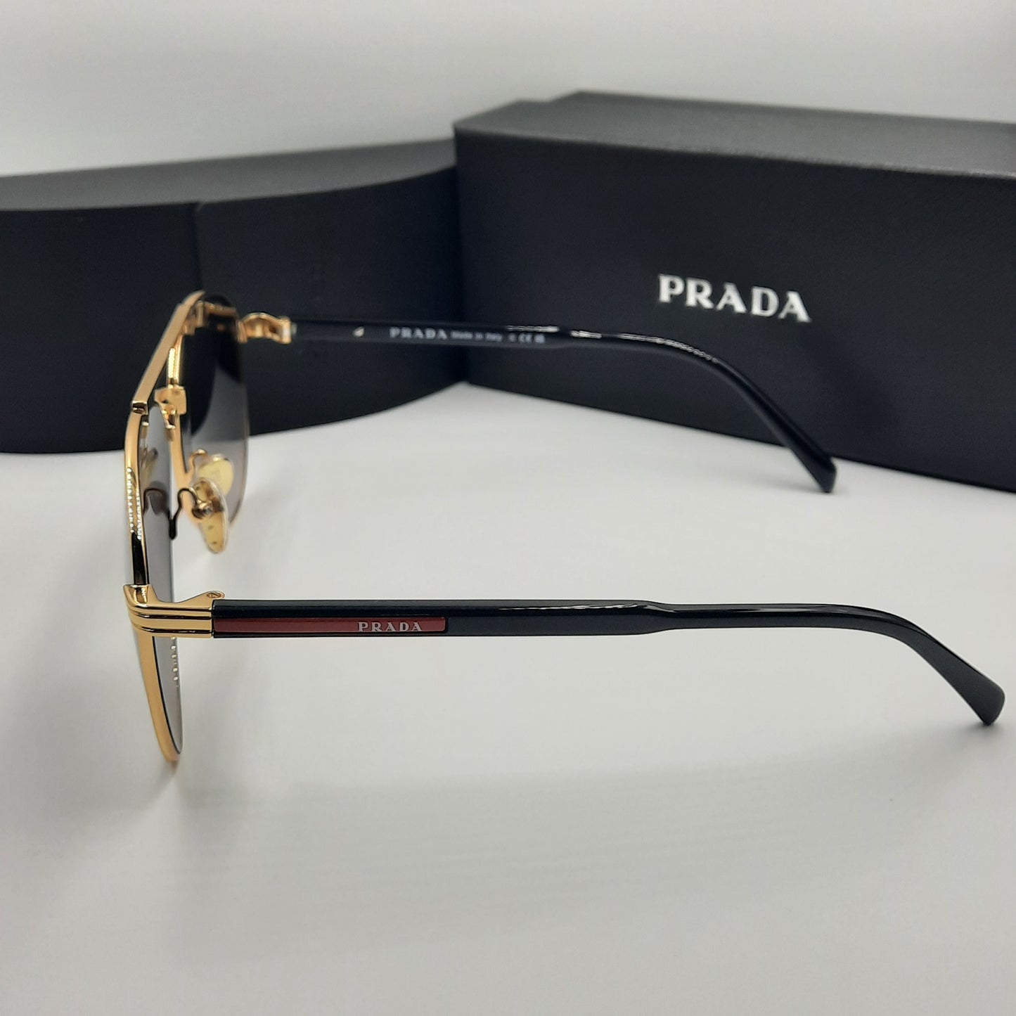 Solaires: PRADA SPRA58 rouge doré noir