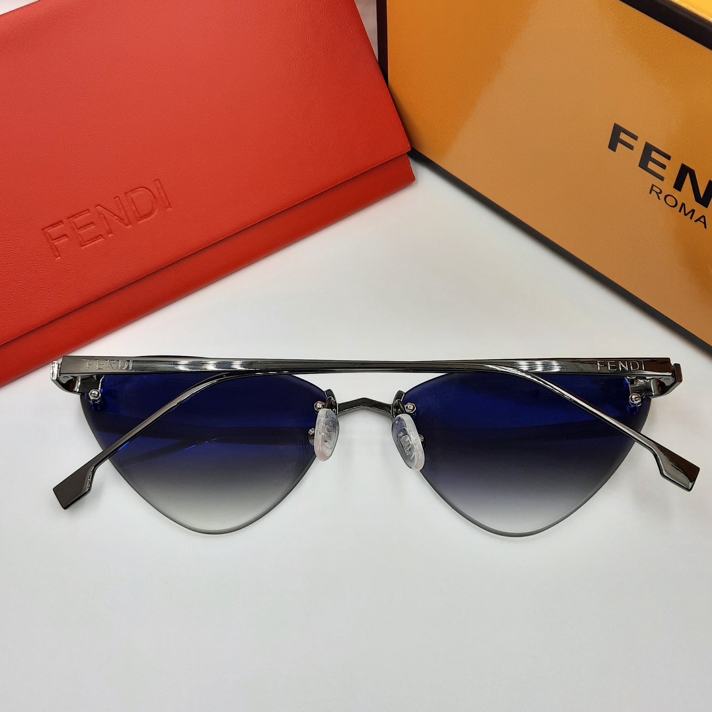 Solaires: Fendi First noir cat eye