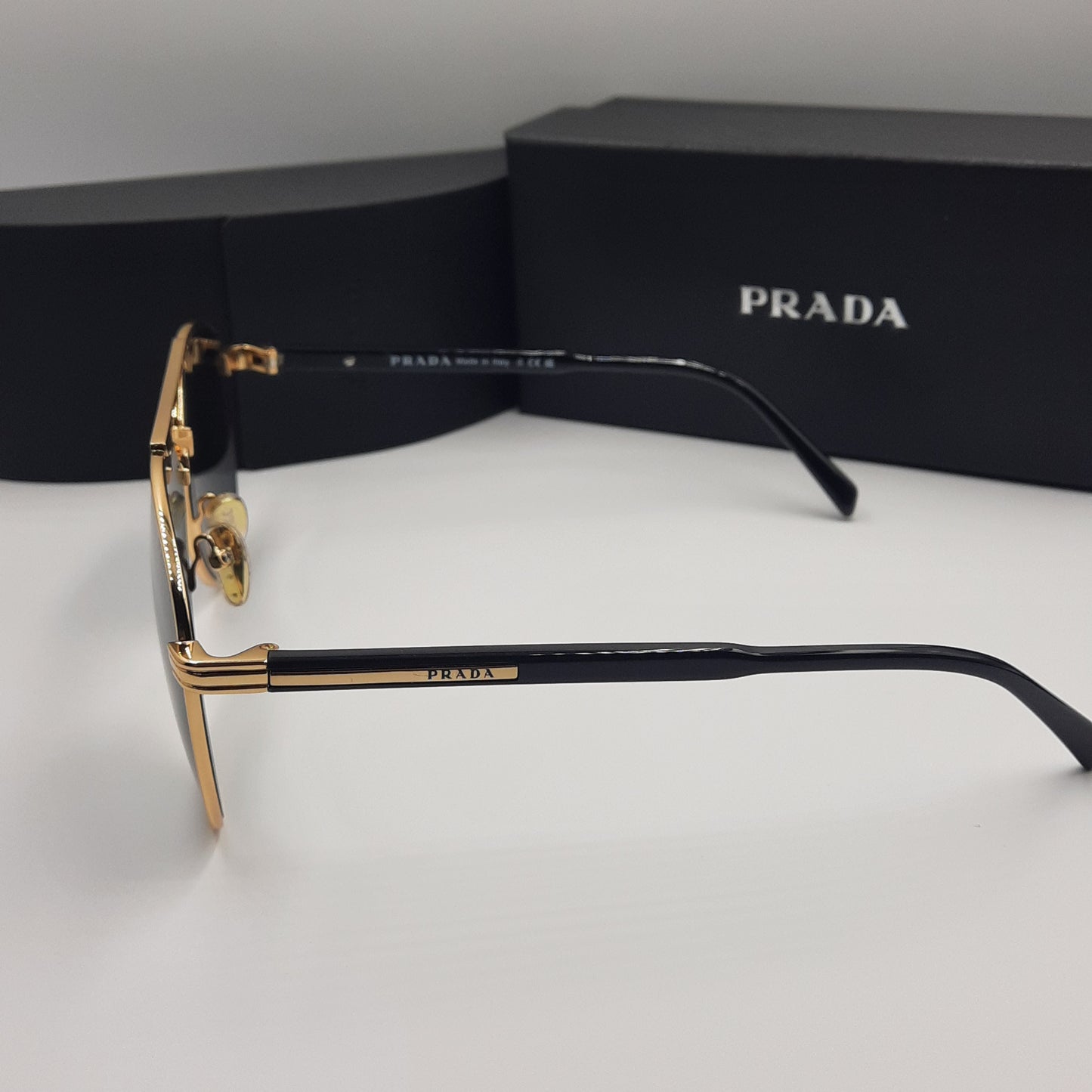 Solaires: PRADA SPRA58 doré noir