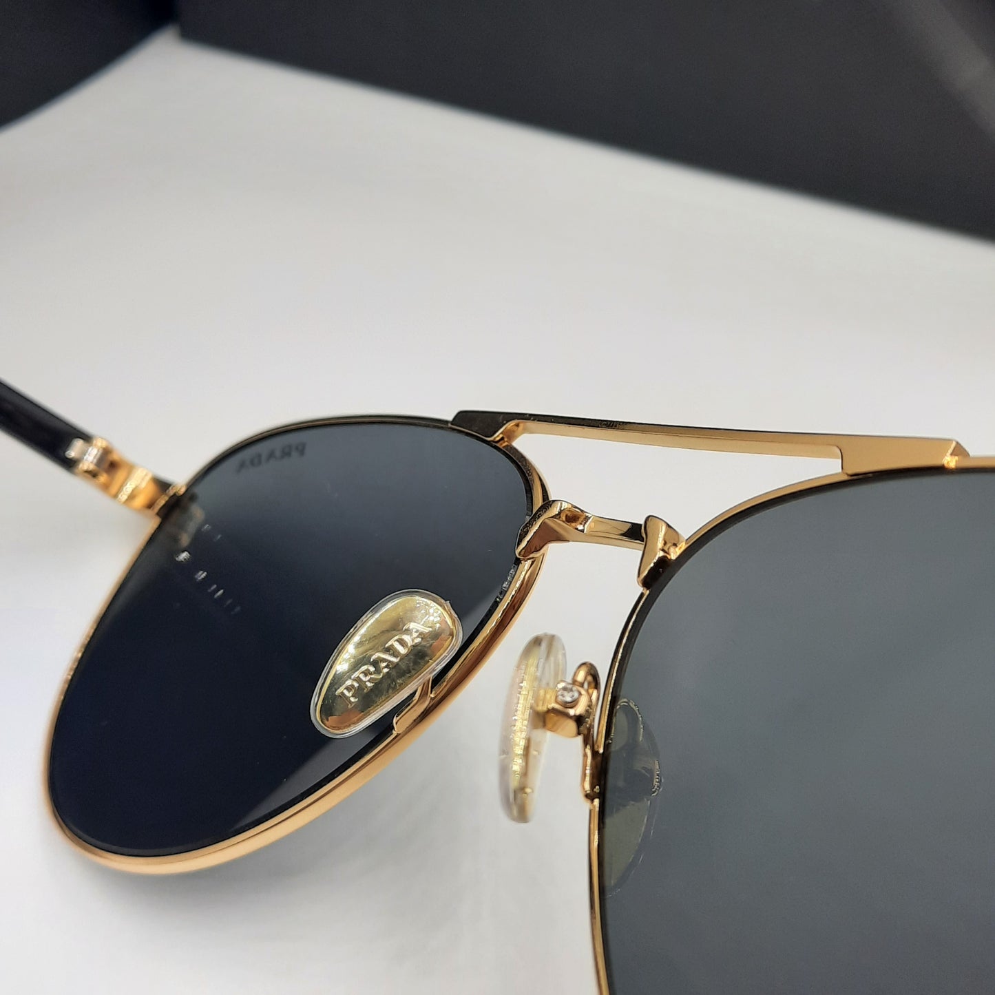 Solaires: PRADA SPRA58 doré noir