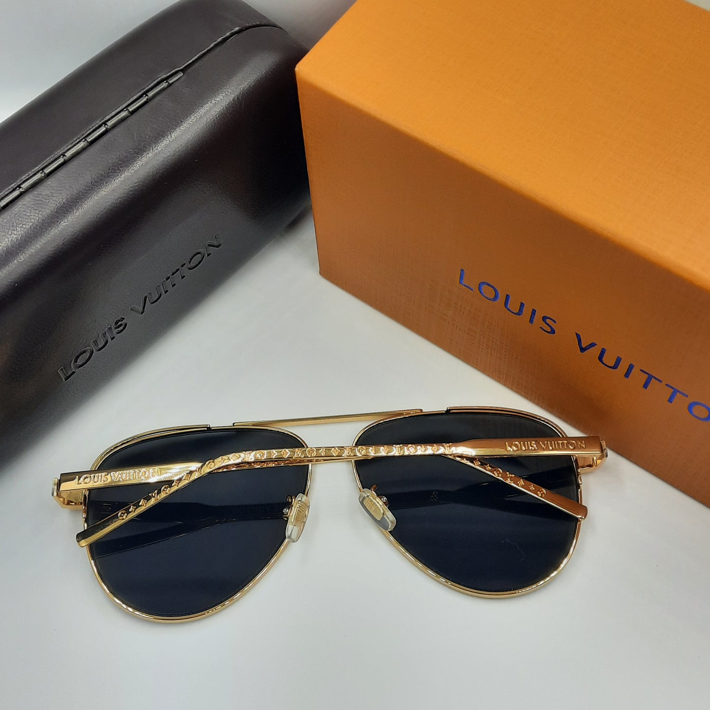Solaires: LOUIS VUITTON Z1968U doré noir