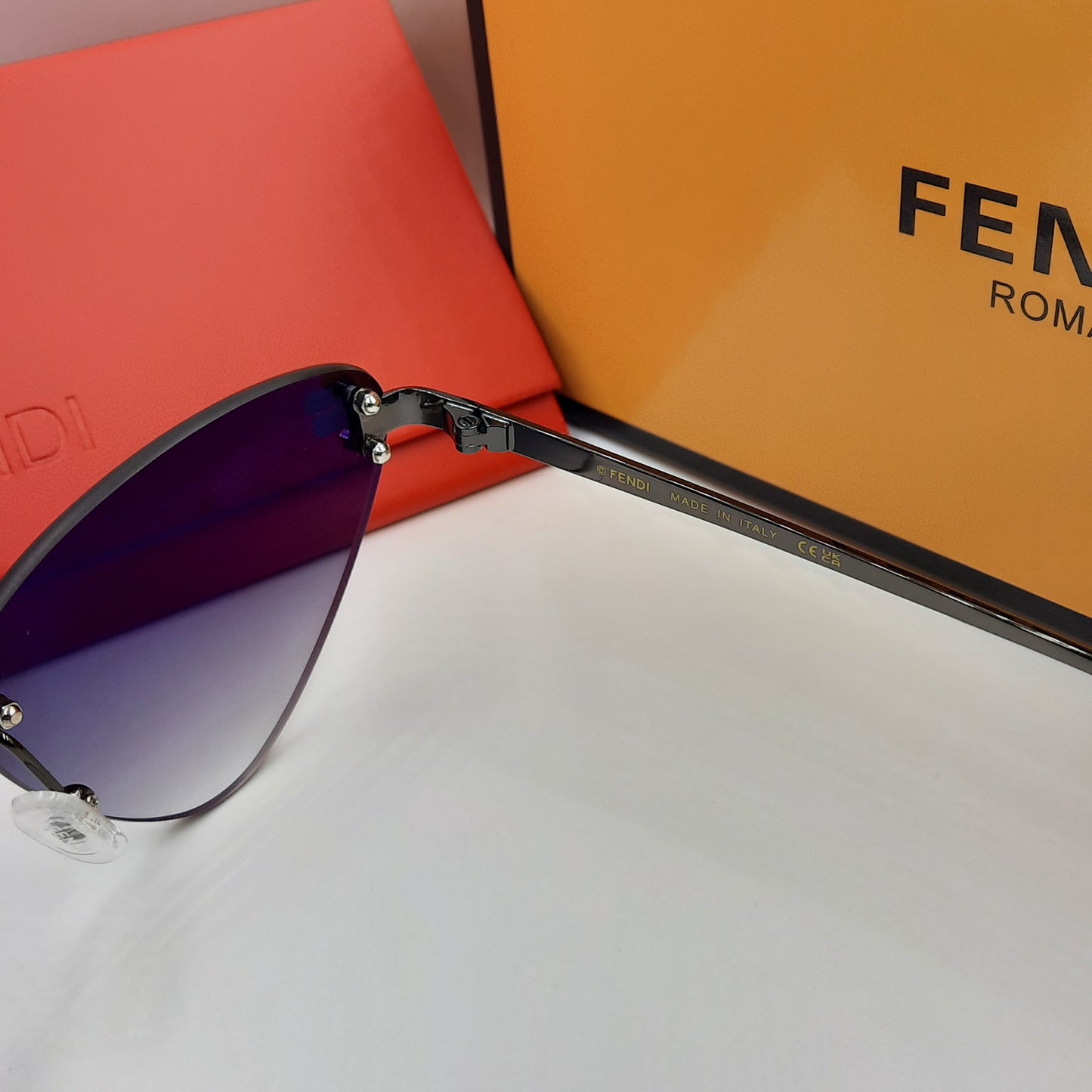 Solaires: Fendi First noir cat eye