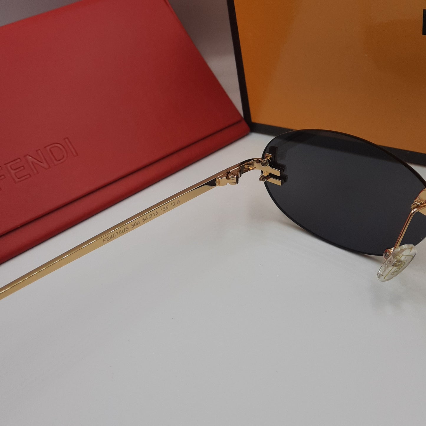 Solaires: Fendi FE4075US doré noir