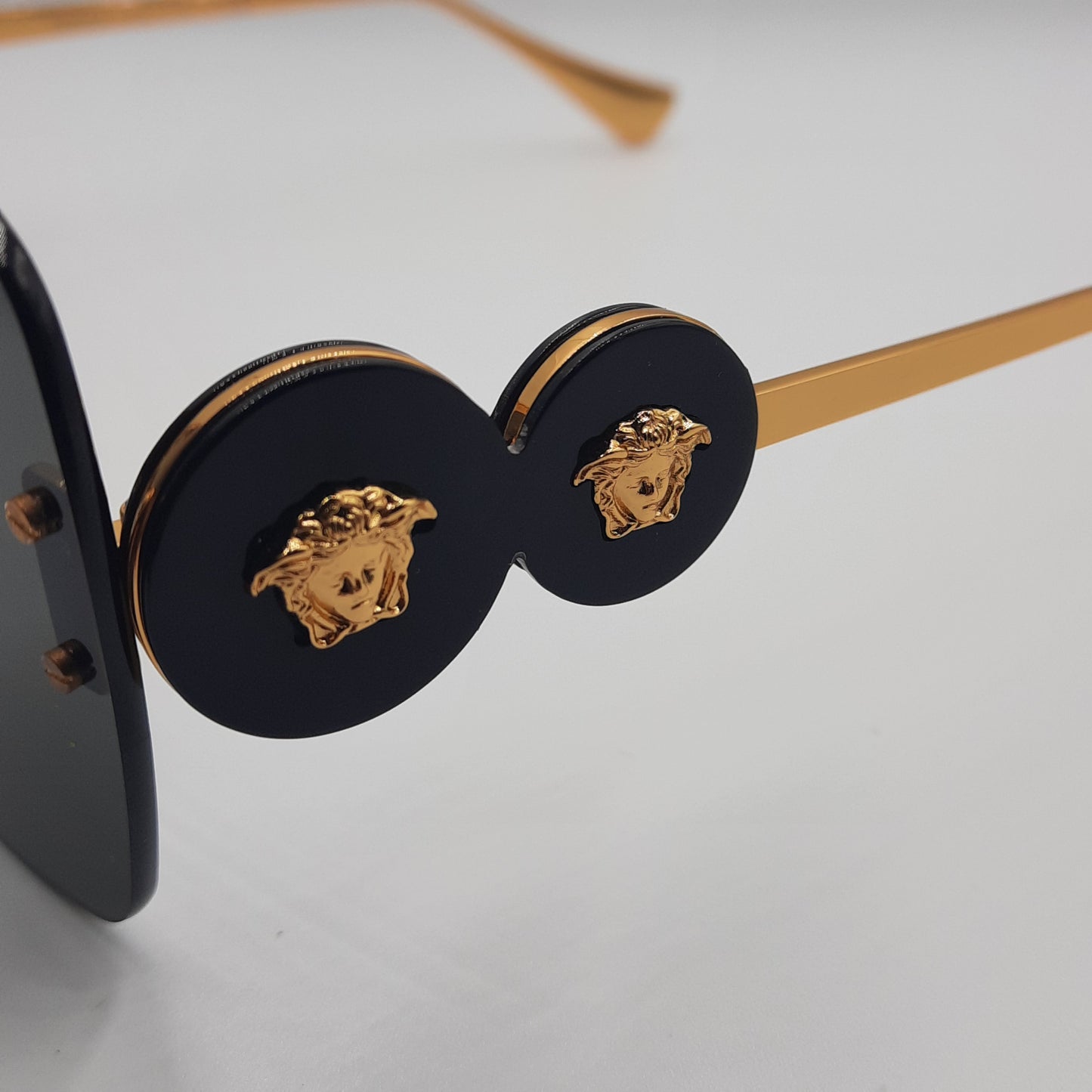 Solaires: VERSACE NOIR doré VE8250