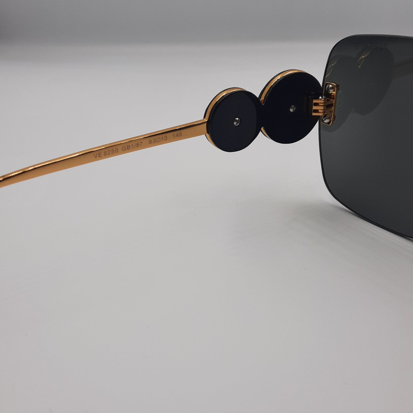 Solaires: VERSACE NOIR doré VE8250