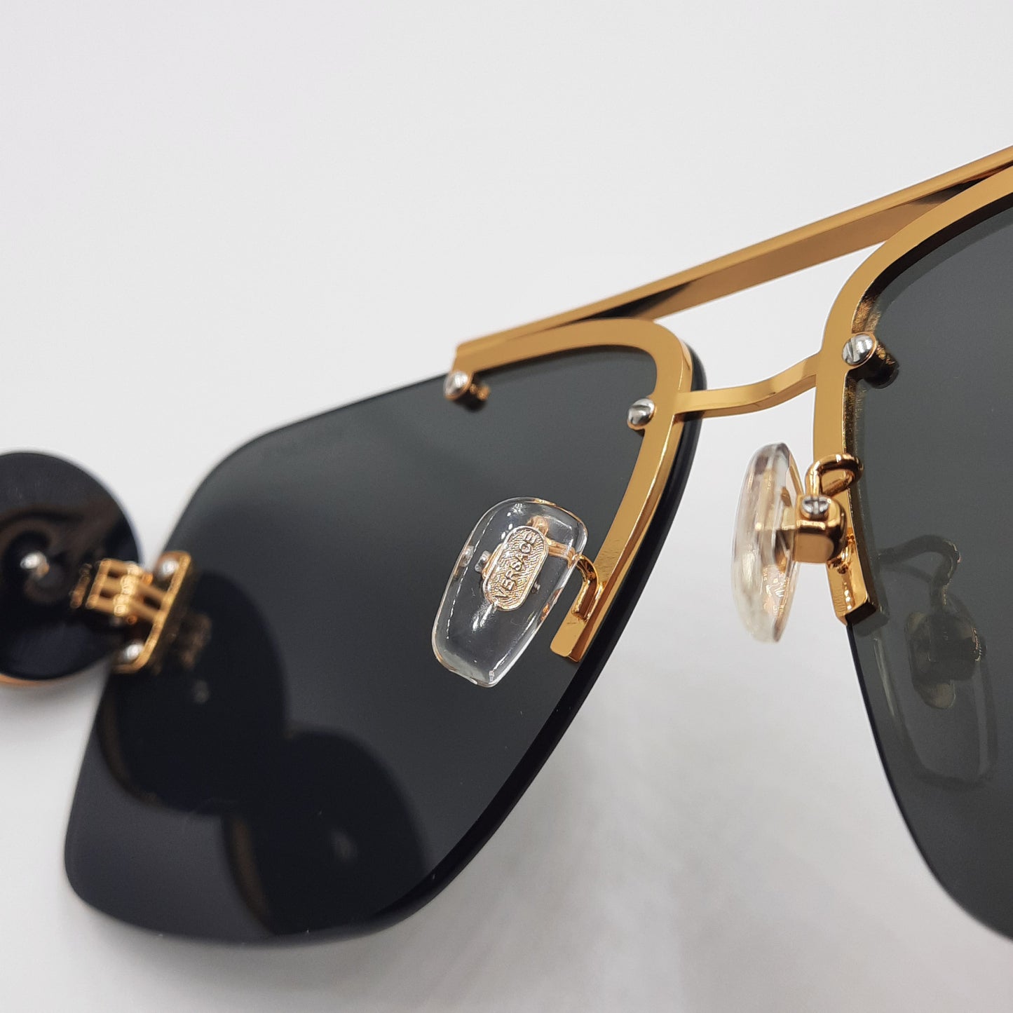 Solaires: VERSACE NOIR doré VE8250