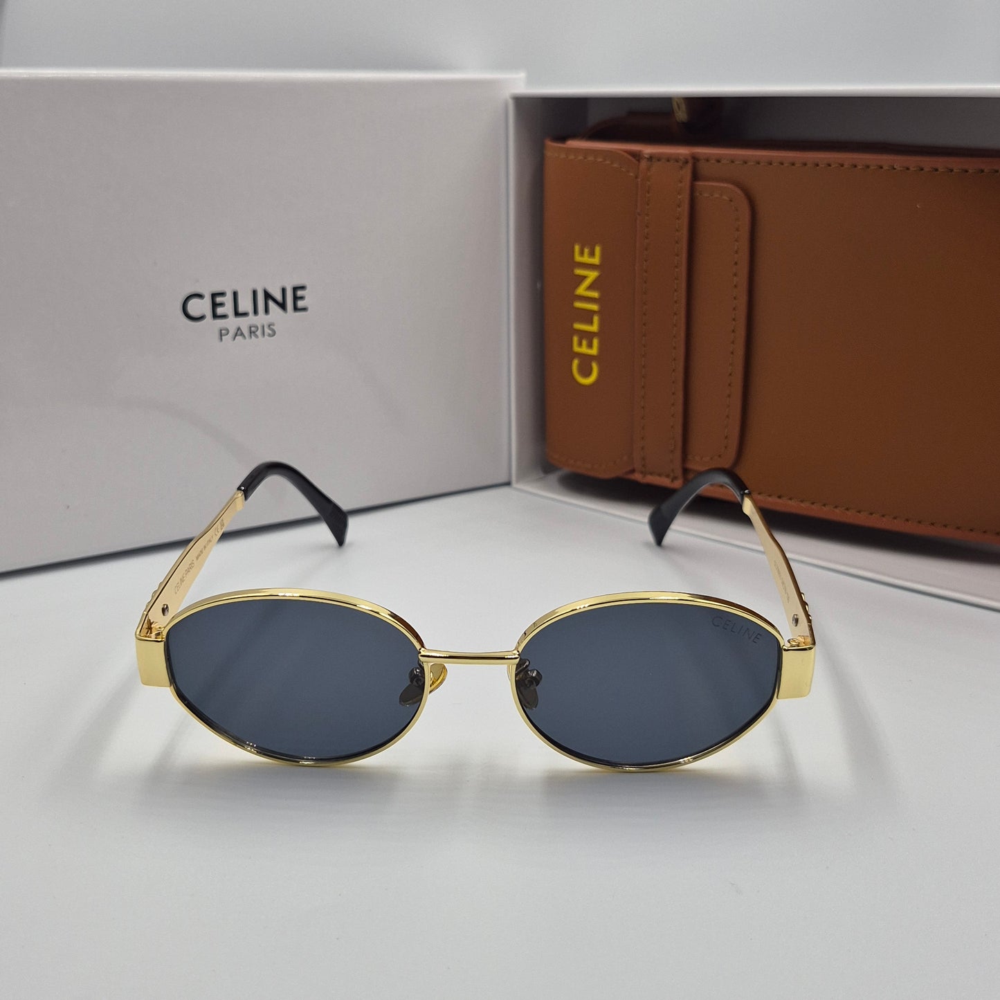 Solaires: CELINE Triomphe doré noir avec pochette à bandoulière
