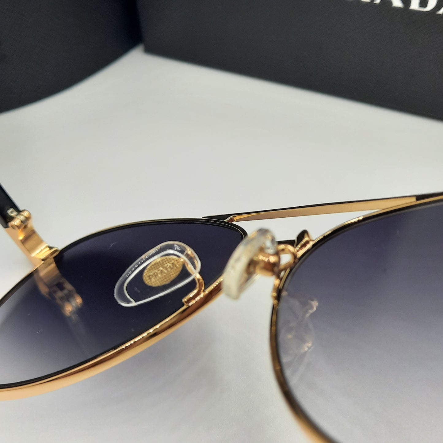 Solaires: PRADA SPRA58 doré noir deg
