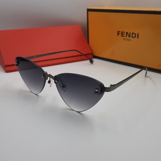 Solaires: Fendi First noir cat eye