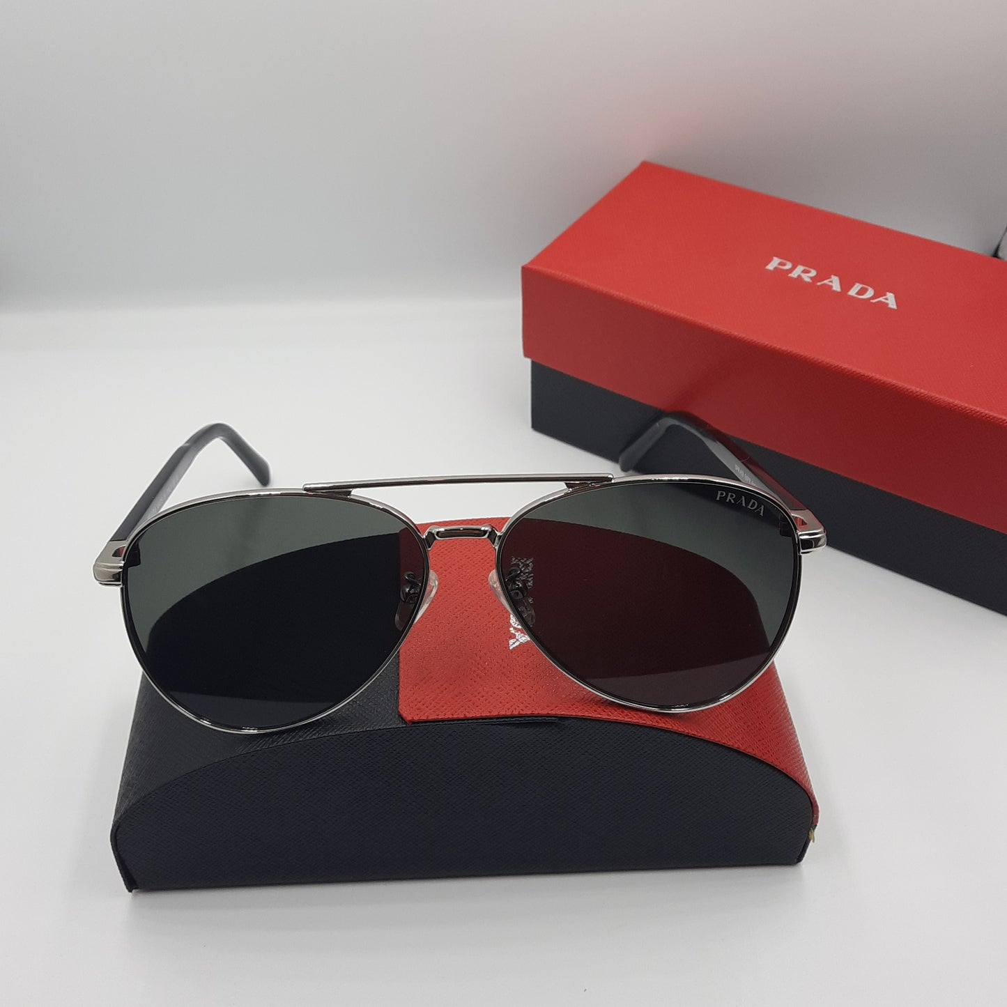 Solaires: PRADA SPRA58 argent noir