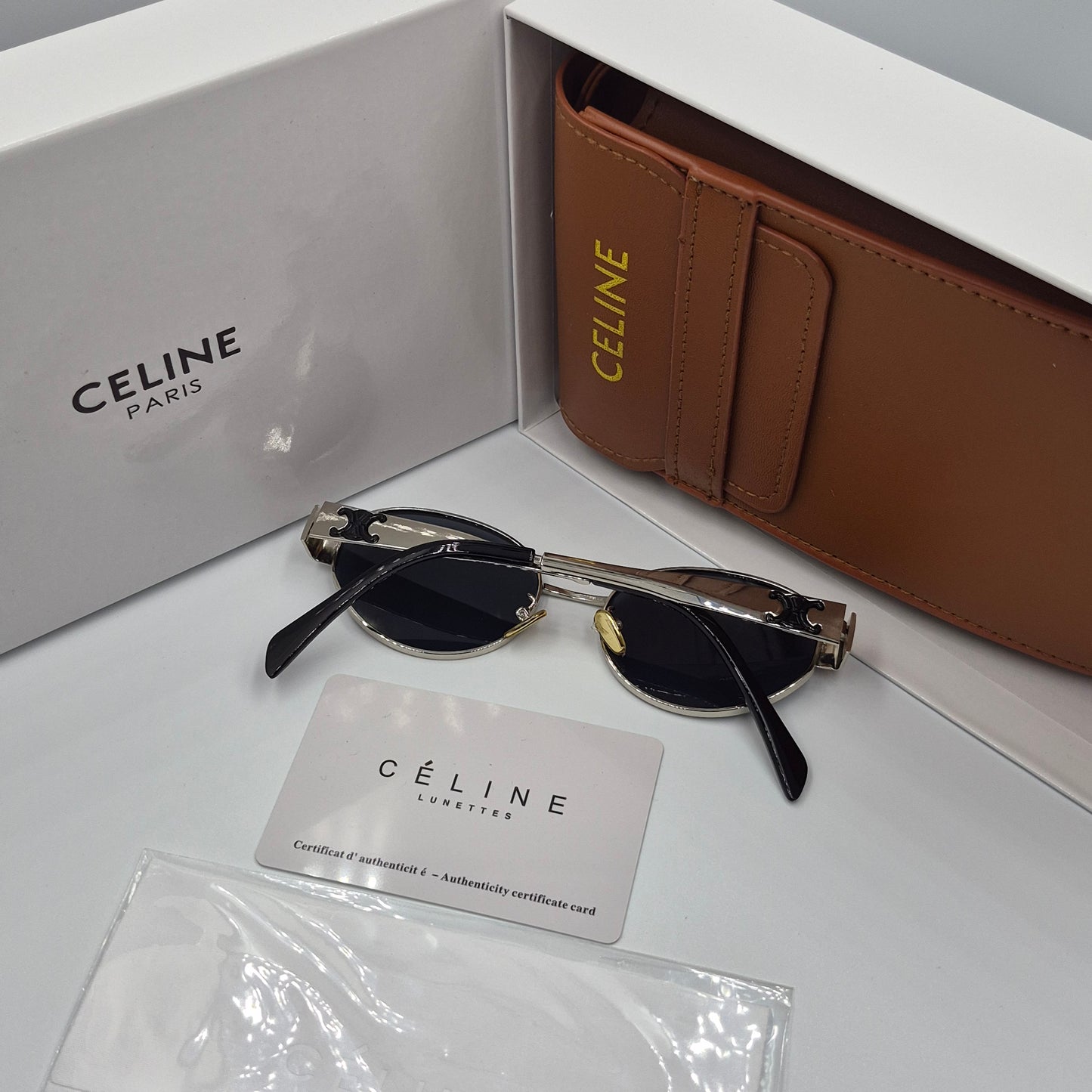 Solaires: CELINE Triomphe argent noir avec pochette à bandoulière