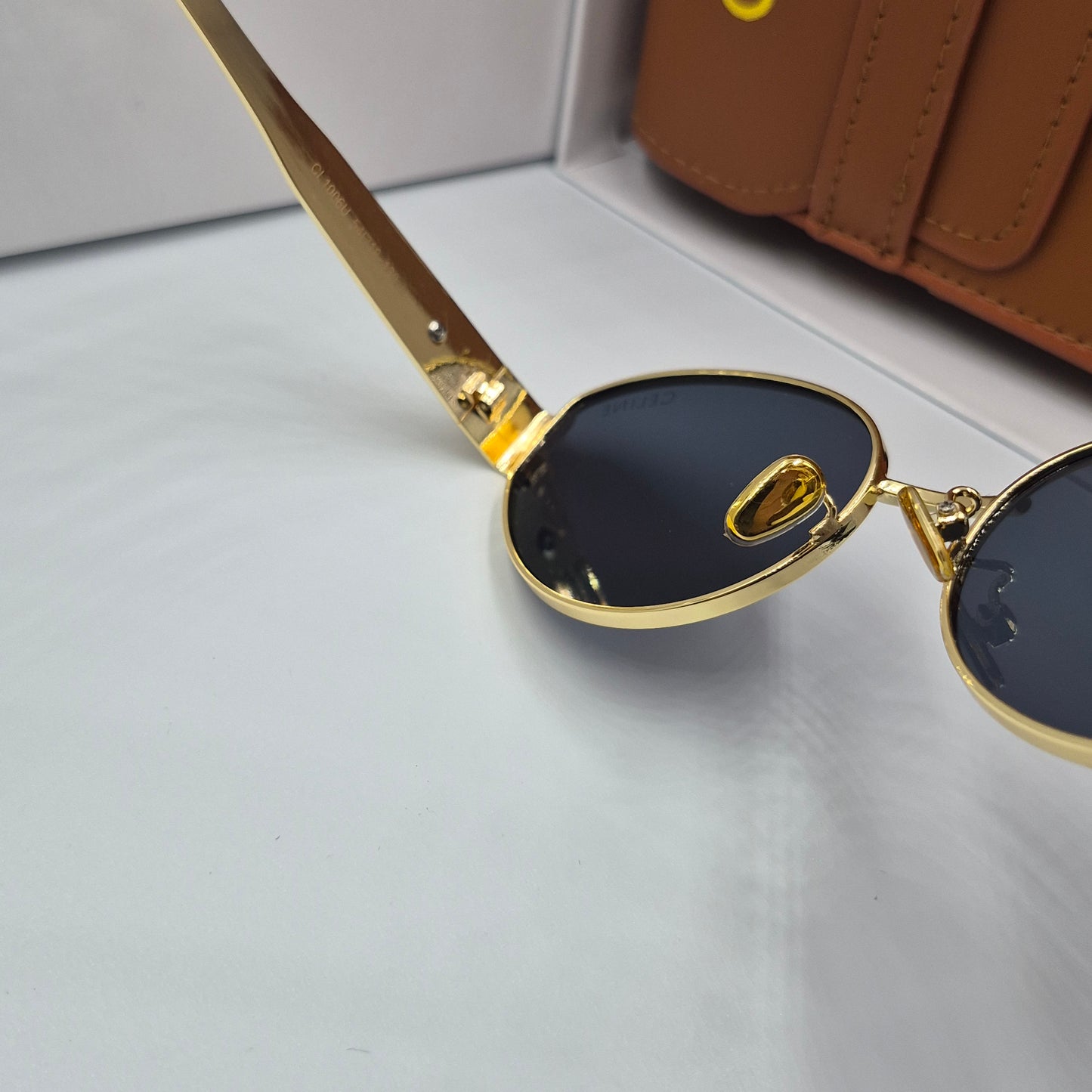 Solaires: CELINE Triomphe doré noir avec pochette à bandoulière