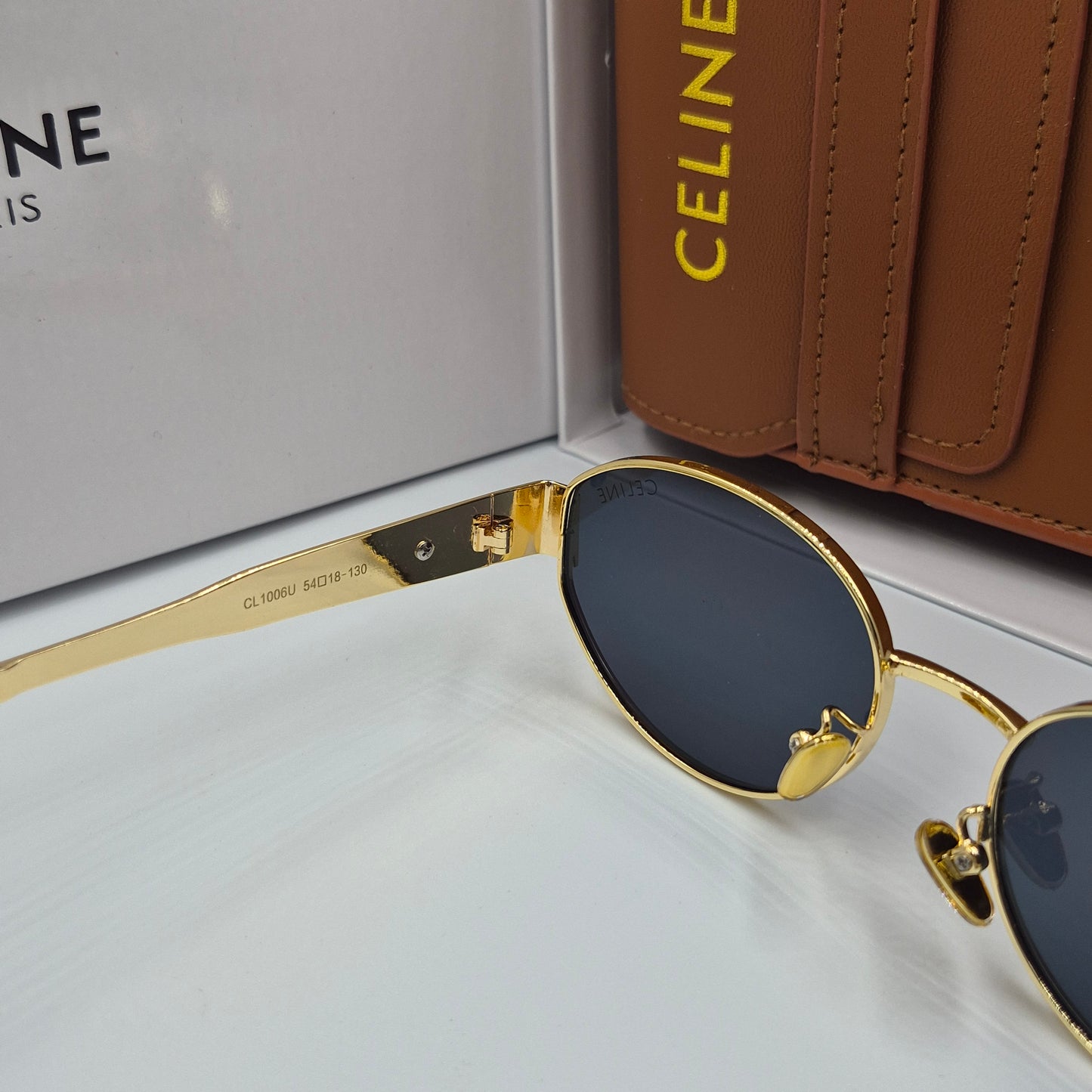 Solaires: CELINE Triomphe doré noir avec pochette à bandoulière