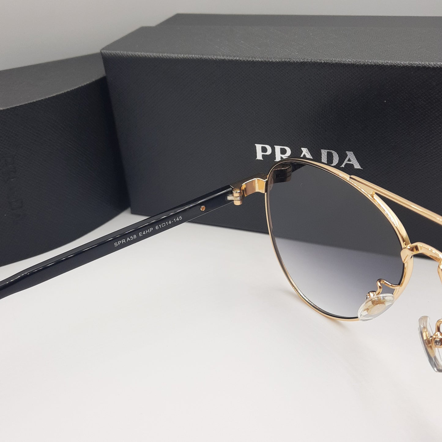 Solaires: PRADA SPRA58 doré noir deg
