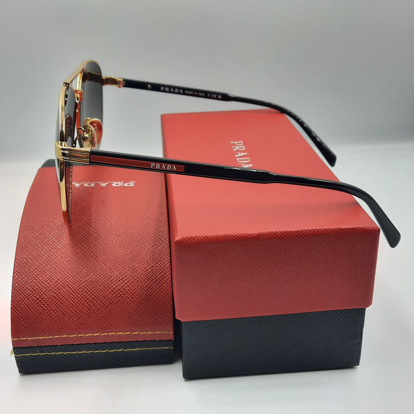 Solaires: PRADA SPRA58 rouge doré noir