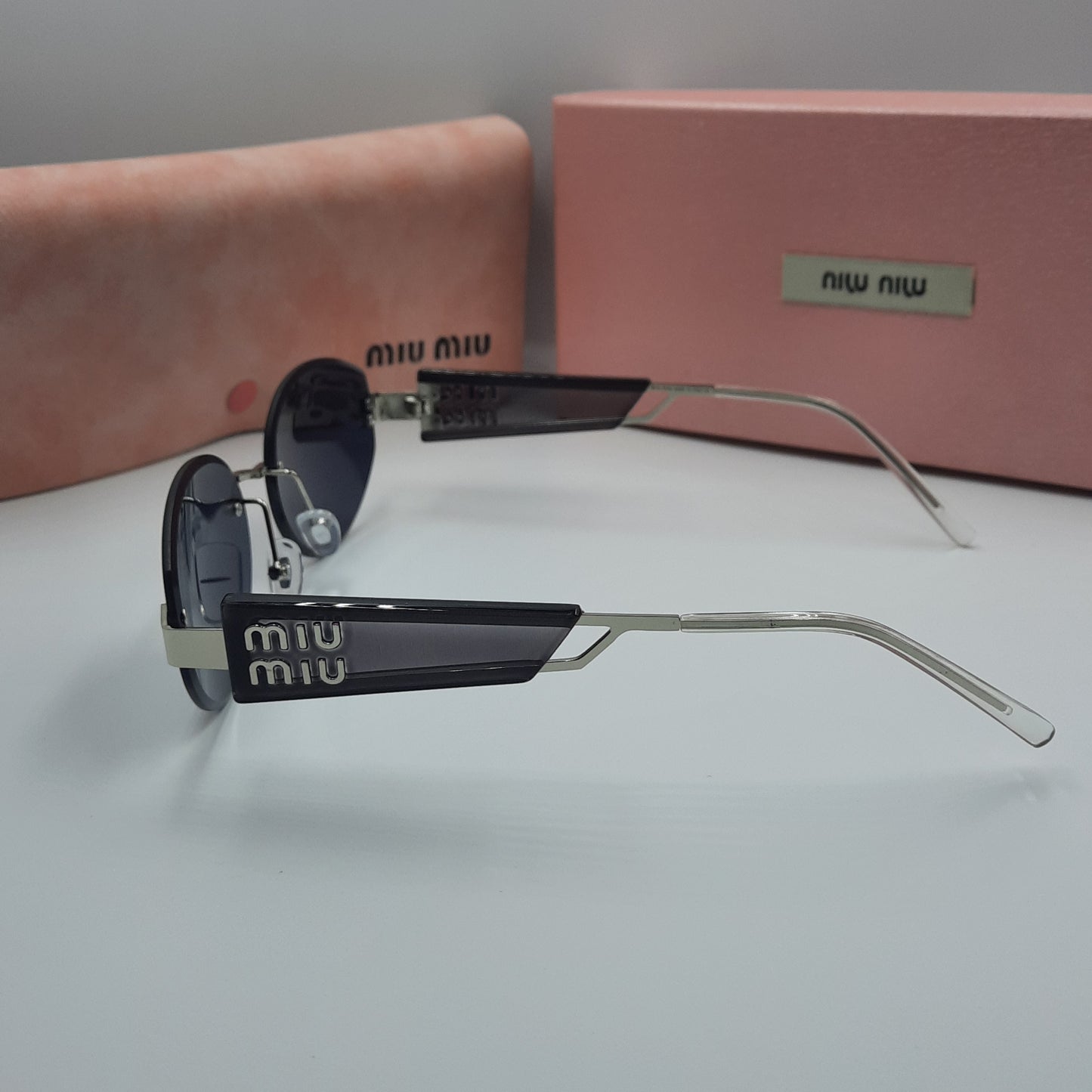 Solaires: MIUMIU argent noir