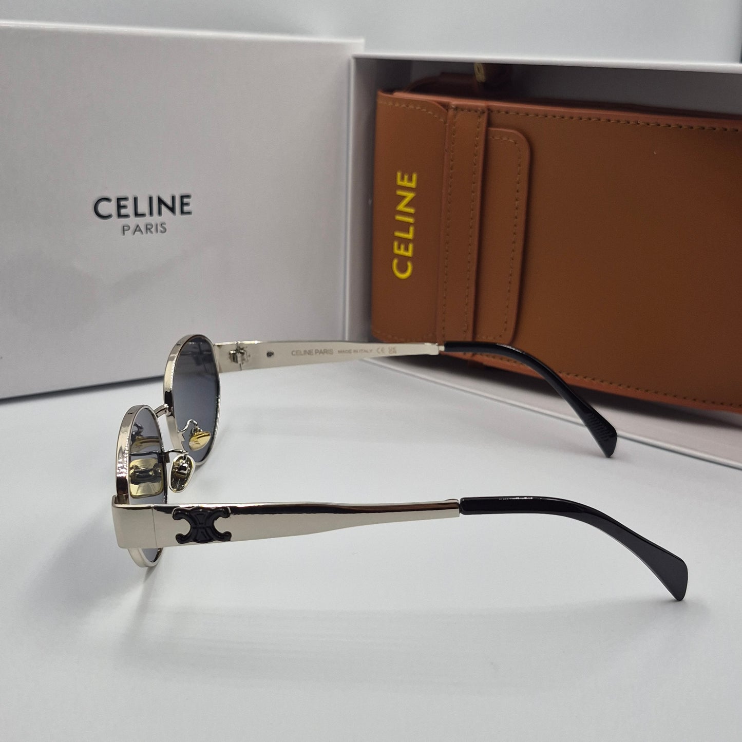 Solaires: CELINE Triomphe argent noir avec pochette à bandoulière
