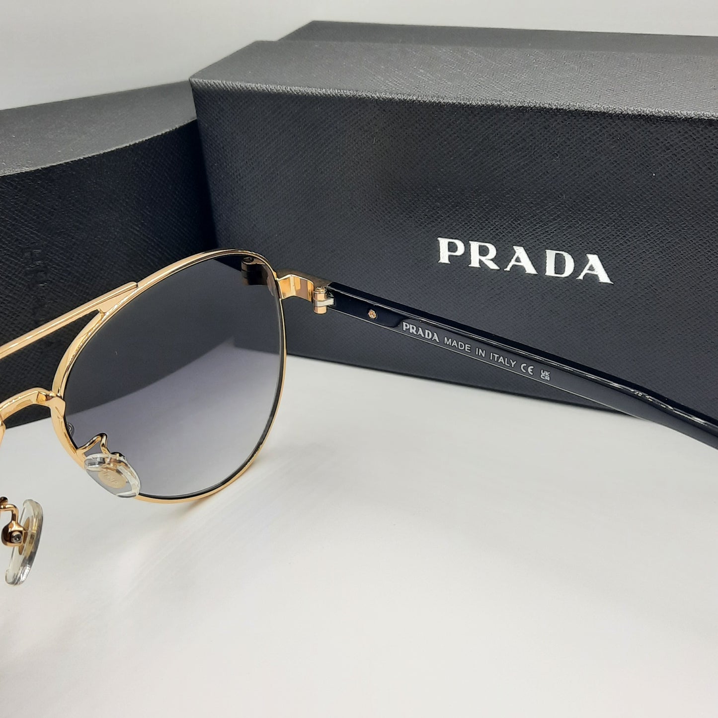 Solaires: PRADA SPRA58 doré noir deg