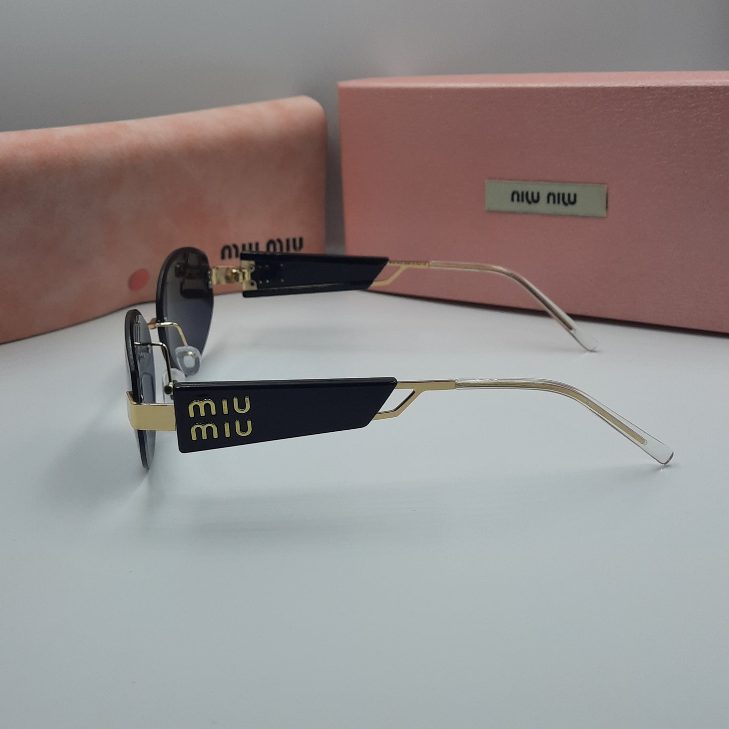 Solaires: MIUMIU doré noir