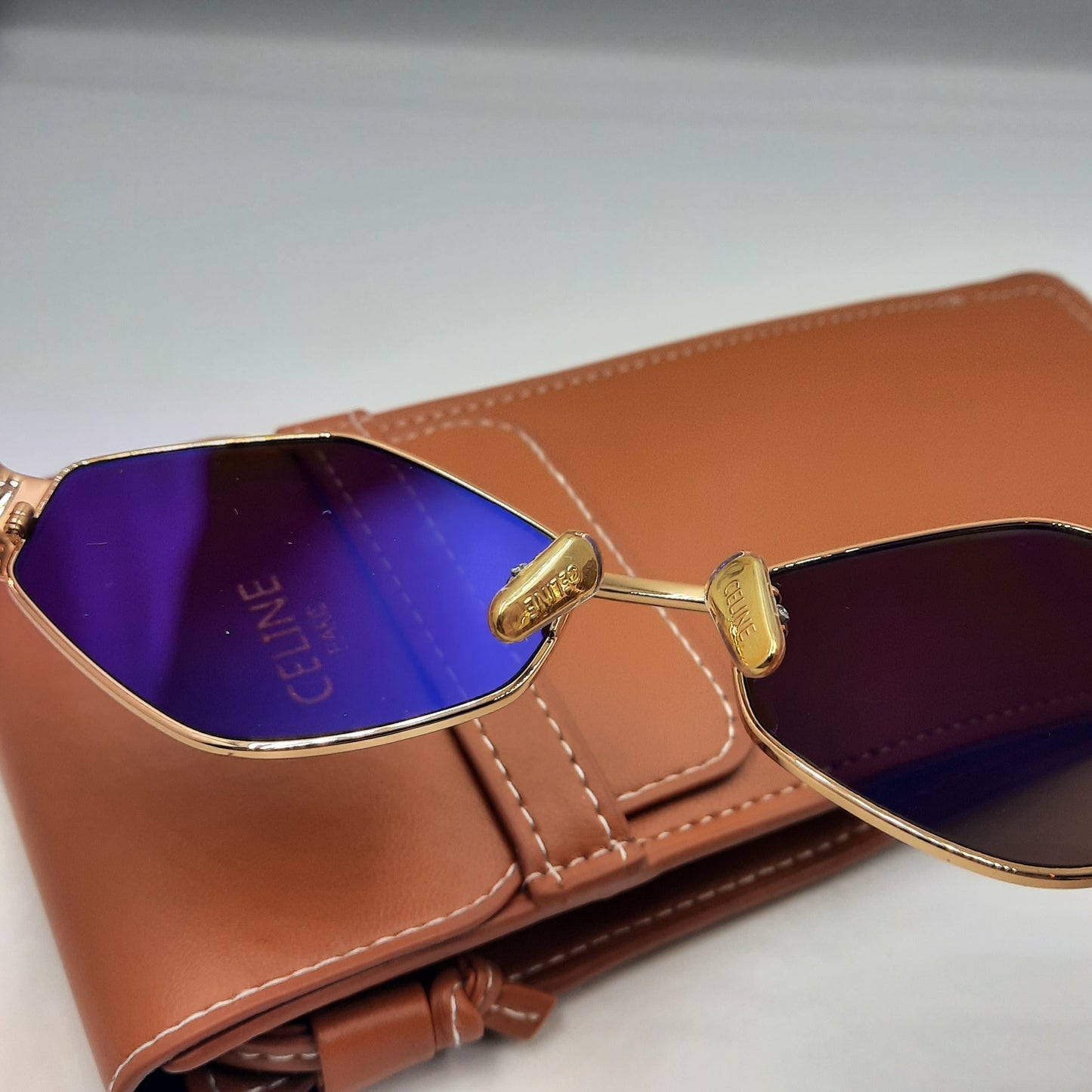 Solaires: CELINE Triomphe CL4S254 doré marron avec pochette à bandoulière