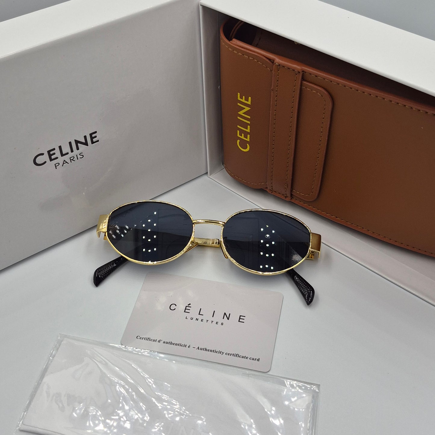 Solaires: CELINE Triomphe doré noir avec pochette à bandoulière