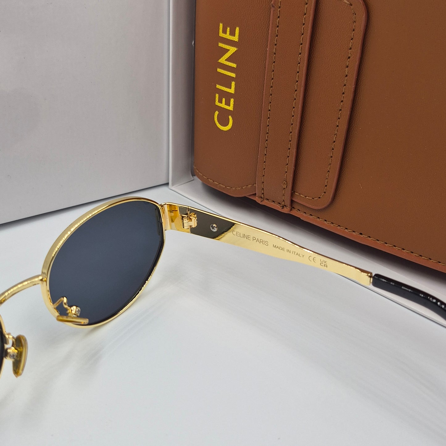 Solaires: CELINE Triomphe doré noir avec pochette à bandoulière