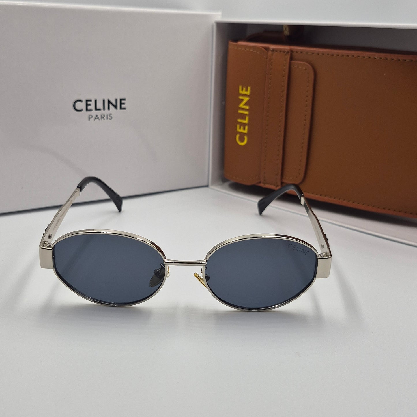 Solaires: CELINE Triomphe argent noir avec pochette à bandoulière