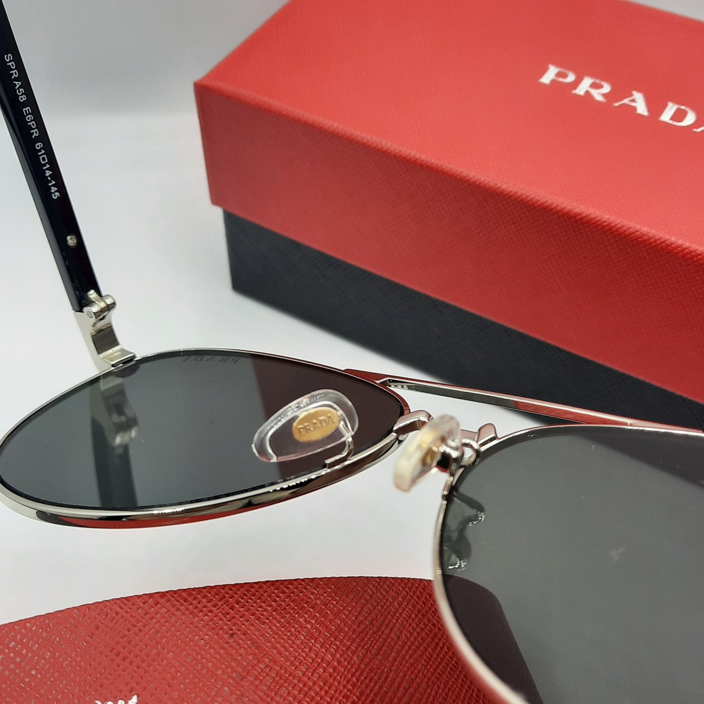 Solaires: PRADA SPRA58 argent noir