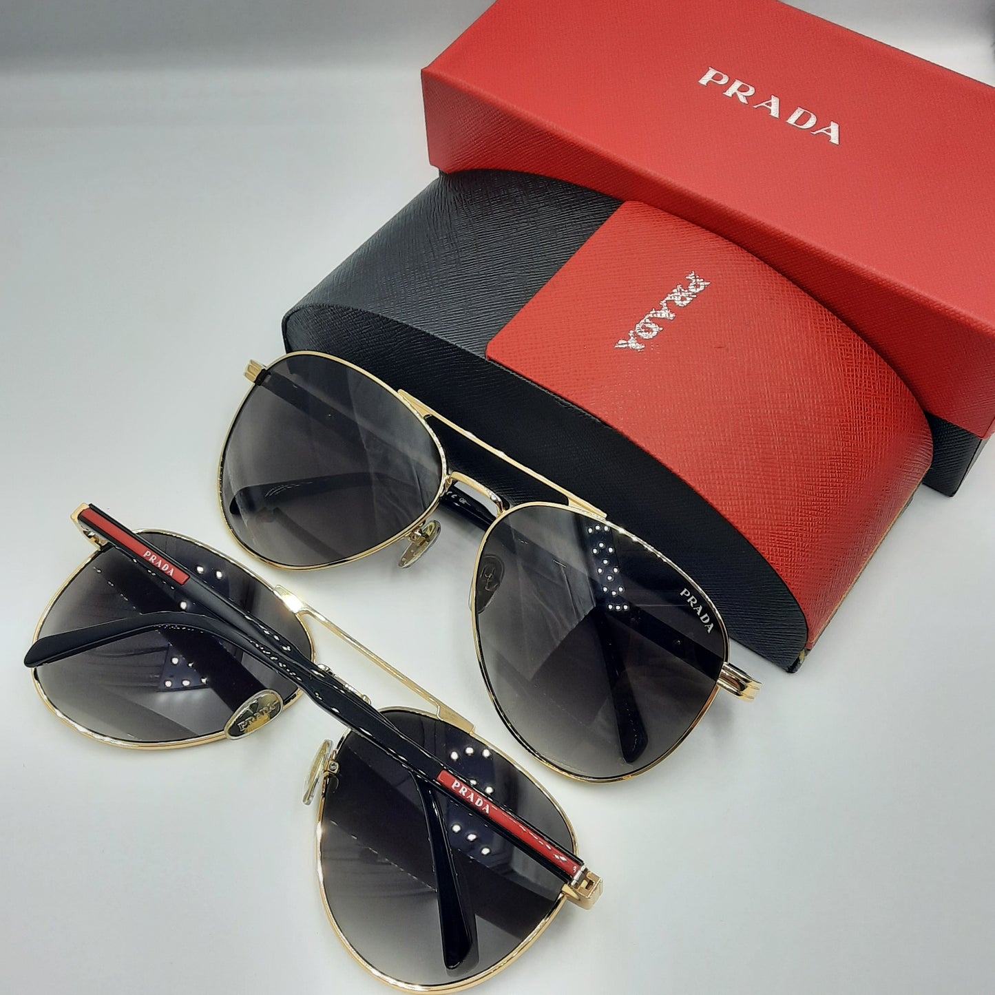 Solaires: PRADA SPRA58 rouge doré noir