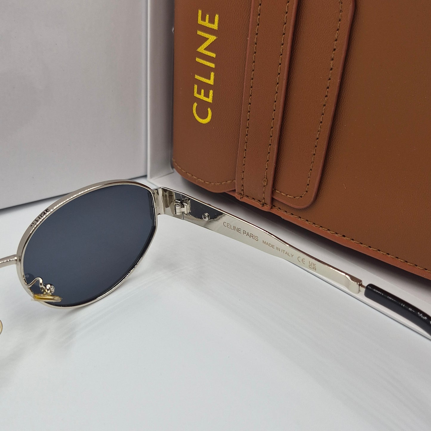 Solaires: CELINE Triomphe argent noir avec pochette à bandoulière