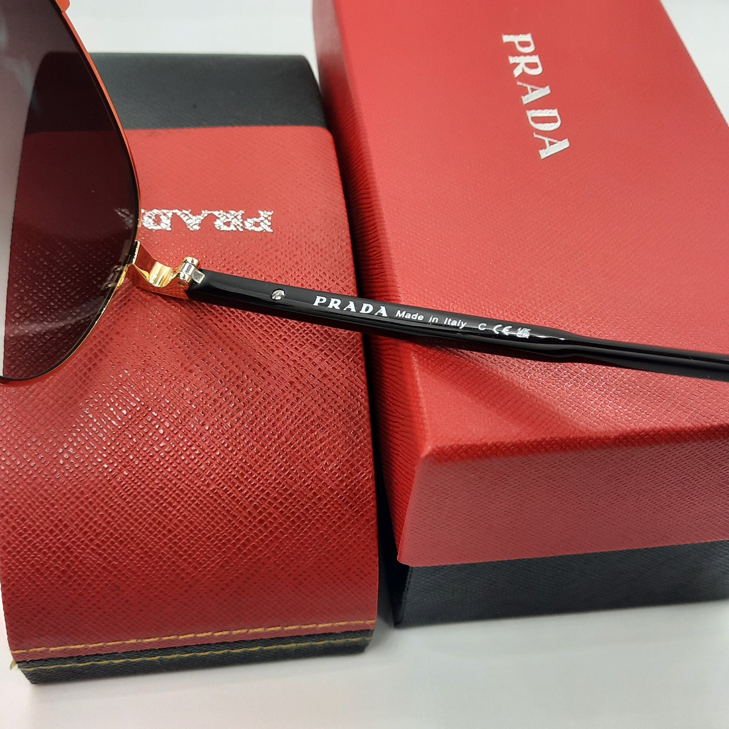 Solaires: PRADA SPRA58 rouge doré noir